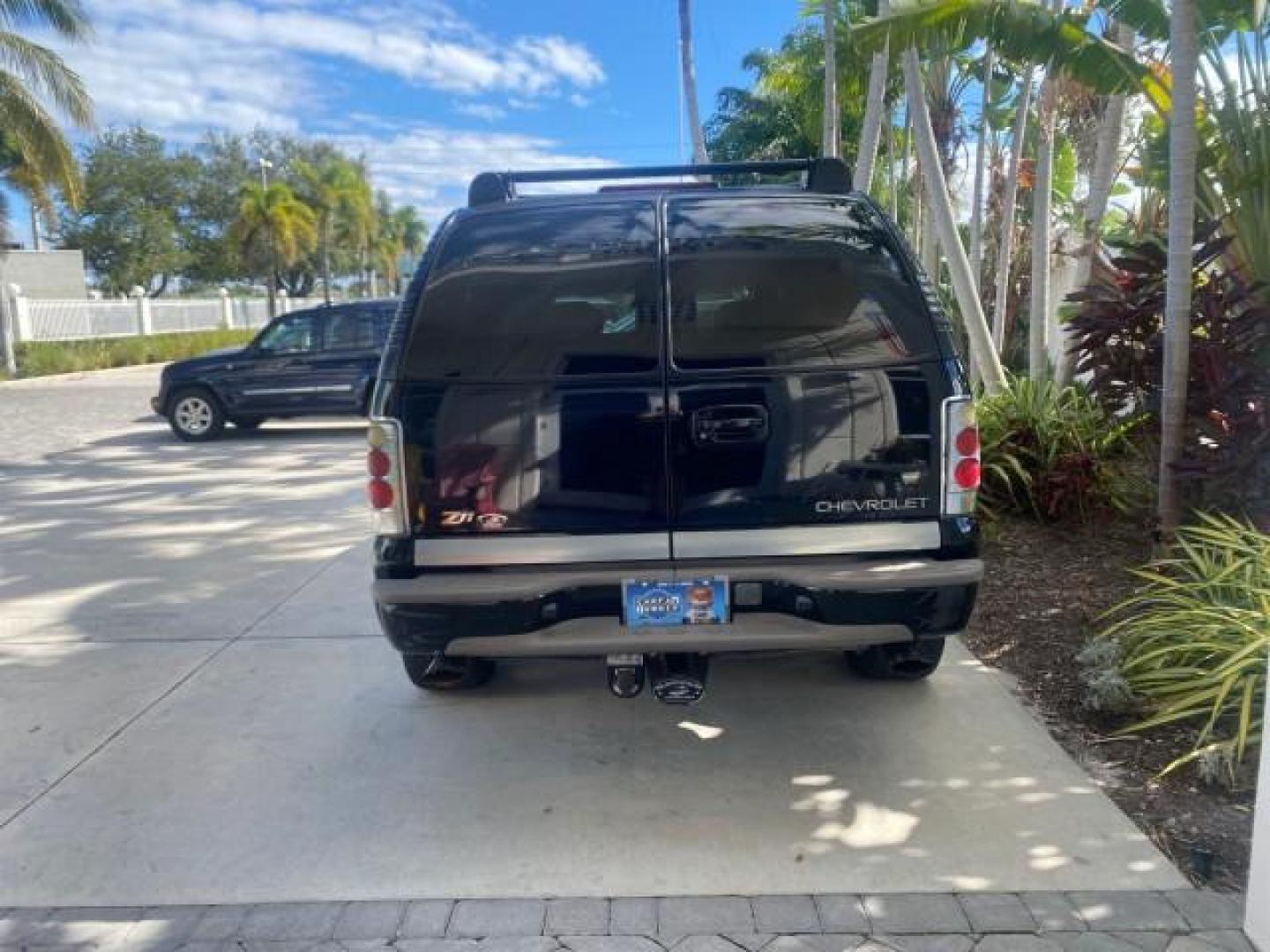 2001 Onyx Black /Graphite/Med Gray Chevrolet Suburban LT Z71 1 FL 4WD 44 SERVICES NO ACCIDENTS (3GNFK16T41G) with an 5.3L Vortec 1000 SFI V8 Engine engine, Automatic transmission, located at 4701 North Dixie Hwy, Pompano Beach, FL, 33064, (954) 422-2889, 26.240938, -80.123474 - OUR WEBPAGE FLORIDACARS1.COM HAS OVER 100 PHOTOS AND FREE CARFAX LINK 2001 CHEVROLET SUBURBAN 1500 Z71 4 WHEEL DRIVE LEATHER LOADED SUNROOF IMMACULATE VIN: 3GNFK16T41G205451 3 G N F K 1 6 T 4 1 G 2 0 5 4 5 1 4 DOOR WAGON/SPORT UTILITY 5.3L V8 F OHV GASOLINE 18 MPG REAR WHEEL DRIVE W/ 4X4 Features 4W - Photo#35