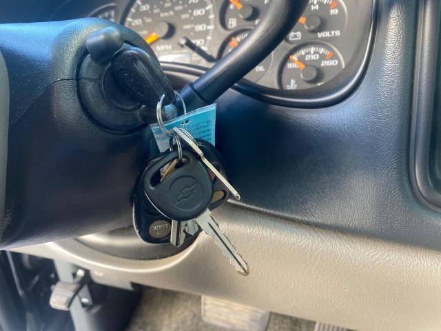 2001 Onyx Black /Graphite/Med Gray Chevrolet Suburban LT Z71 1 FL 4WD 44 SERVICES NO ACCIDENTS (3GNFK16T41G) with an 5.3L Vortec 1000 SFI V8 Engine engine, Automatic transmission, located at 4701 North Dixie Hwy, Pompano Beach, FL, 33064, (954) 422-2889, 26.240938, -80.123474 - OUR WEBPAGE FLORIDACARS1.COM HAS OVER 100 PHOTOS AND FREE CARFAX LINK 2001 CHEVROLET SUBURBAN 1500 Z71 4 WHEEL DRIVE LEATHER LOADED SUNROOF IMMACULATE VIN: 3GNFK16T41G205451 3 G N F K 1 6 T 4 1 G 2 0 5 4 5 1 4 DOOR WAGON/SPORT UTILITY 5.3L V8 F OHV GASOLINE 18 MPG REAR WHEEL DRIVE W/ 4X4 Features 4W - Photo#56