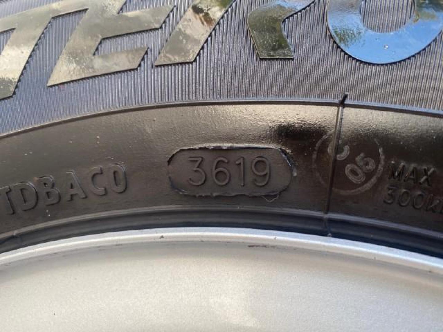 2008 Silver Metallic /Medium Dark Flint Ebony Ford Ranger XL LOW MILES 49,420 (1FTYR10D28P) with an 2.3L DOHC 16-Valve I4 Engine engine, Automatic transmission, located at 4701 North Dixie Hwy, Pompano Beach, FL, 33064, (954) 422-2889, 26.240938, -80.123474 - OUR WEBPAGE FLORIDACARS1.COM HAS OVER 100 PHOTOS AND FREE CARFAX LINK 2008 FORD RANGER XL AUTO AC 4 CYLN CAMPER TOP LOW MILES VIN: 1FTYR10D28PA70636 1 F T Y R 1 0 D 2 8 P A 7 0 6 3 6 PICKUP 2.3L 4 F GASOLINE 26 MPG REAR WHEEL DRIVE Features ABS Brakes Air Conditioning AM/FM Stereo Automatic Transmis - Photo#42