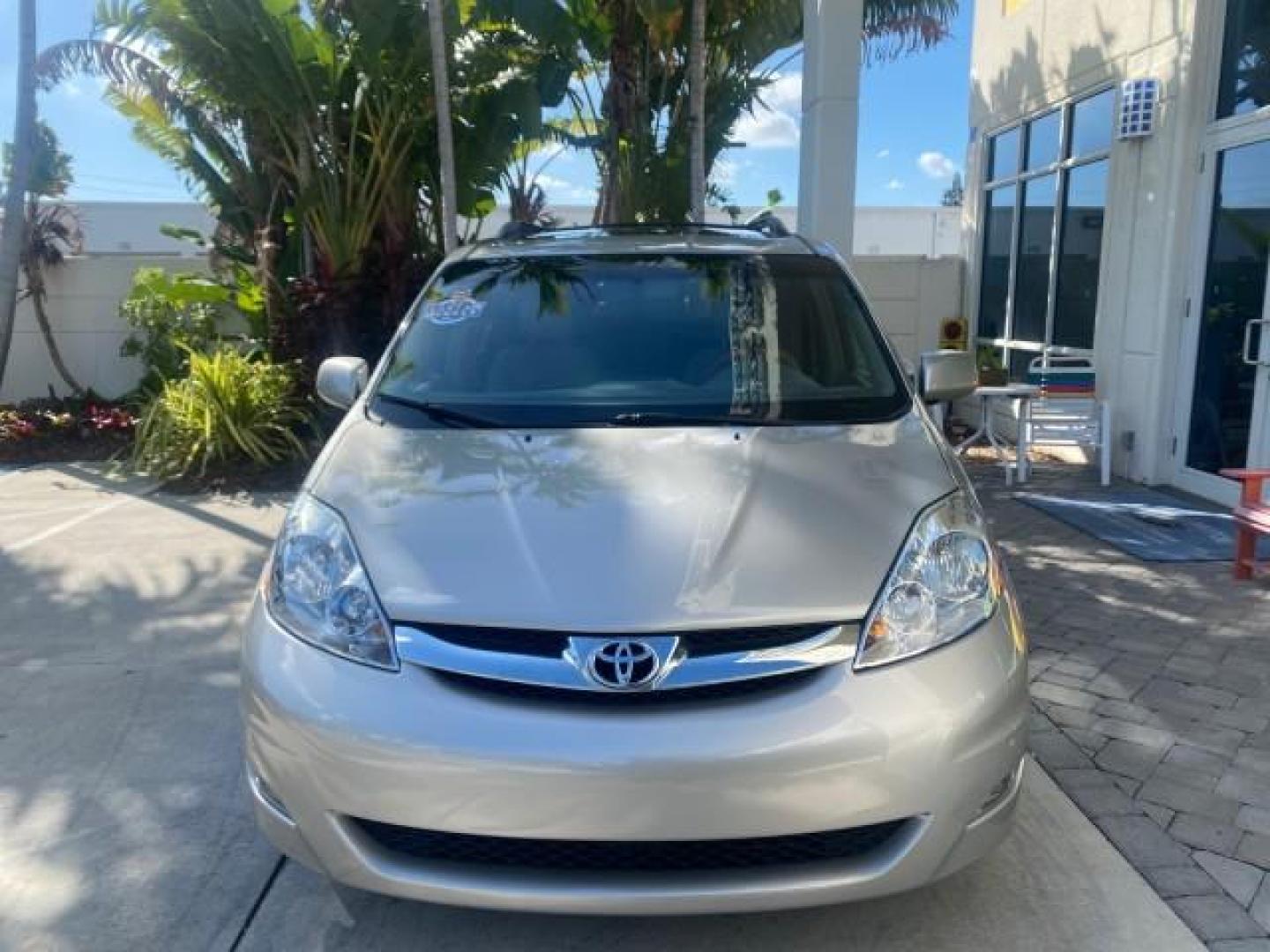 2007 Silver Shadow Pearl /Taupe Toyota Sienna XLE LTD 1 OWNER (5TDZK22C57S) with an 3.5L V6 Cylinder Engine engine, Automatic transmission, located at 4701 North Dixie Hwy, Pompano Beach, FL, 33064, (954) 422-2889, 26.240938, -80.123474 - OUR WEBPAGE FLORIDACARS1.COM HAS OVER 100 PHOTOS AND FREE CARFAX LINK 2007 TOYOTA SIENNA XLE 7-PASSENGER VIN: 5TDZK22C57S074901 5 T D Z K 2 2 C 5 7 S 0 7 4 9 0 1 VAN 3.5L V6 F DOHC 24V GASOLINE 26 MPG FRONT WHEEL DRIVE Features ABS Brakes Air Conditioning Alloy Wheels AM/FM Stereo Automatic Transmis - Photo#2