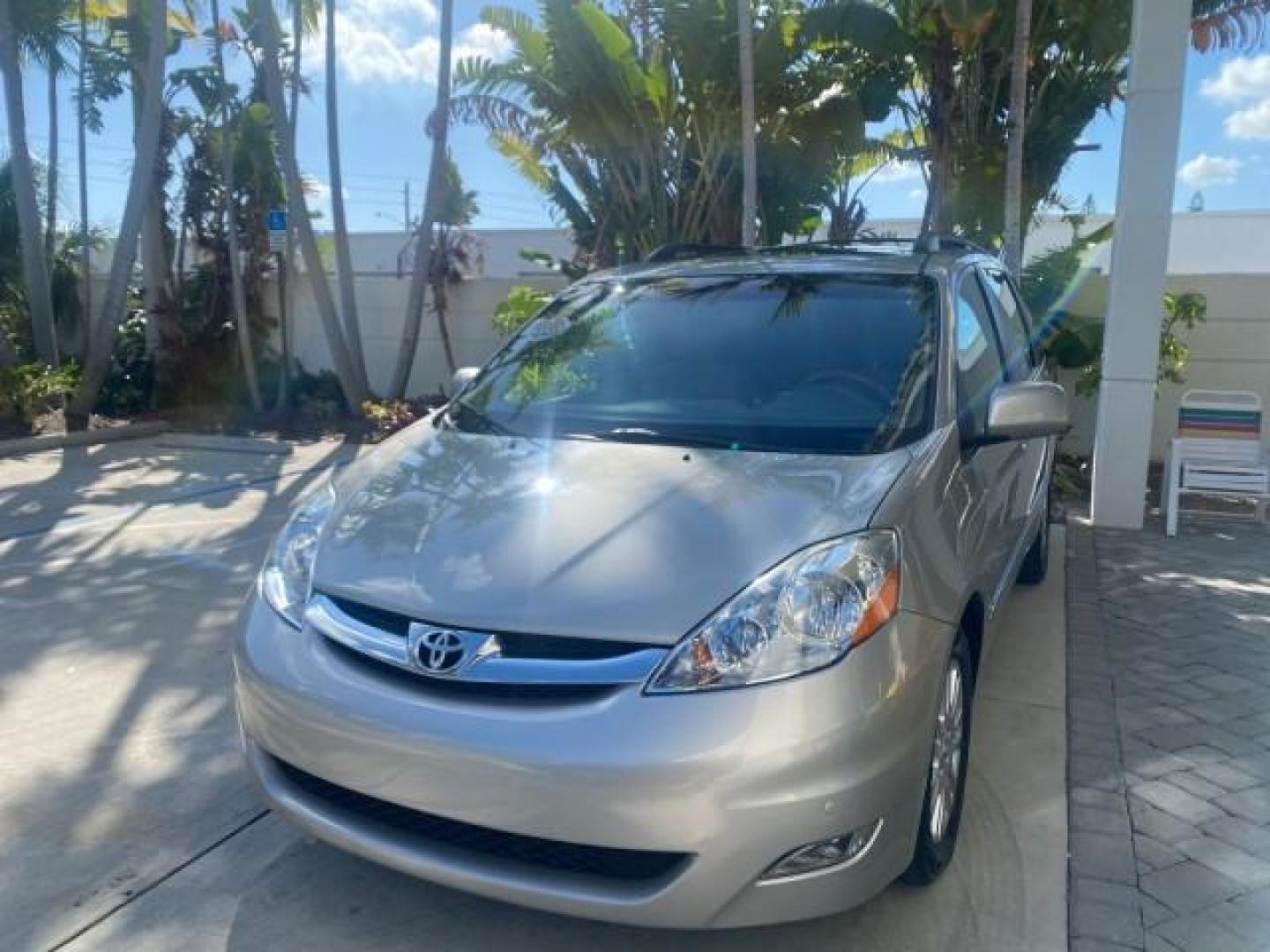 2007 Silver Shadow Pearl /Taupe Toyota Sienna XLE LTD 1 OWNER (5TDZK22C57S) with an 3.5L V6 Cylinder Engine engine, Automatic transmission, located at 4701 North Dixie Hwy, Pompano Beach, FL, 33064, (954) 422-2889, 26.240938, -80.123474 - OUR WEBPAGE FLORIDACARS1.COM HAS OVER 100 PHOTOS AND FREE CARFAX LINK 2007 TOYOTA SIENNA XLE 7-PASSENGER VIN: 5TDZK22C57S074901 5 T D Z K 2 2 C 5 7 S 0 7 4 9 0 1 VAN 3.5L V6 F DOHC 24V GASOLINE 26 MPG FRONT WHEEL DRIVE Features ABS Brakes Air Conditioning Alloy Wheels AM/FM Stereo Automatic Transmis - Photo#3
