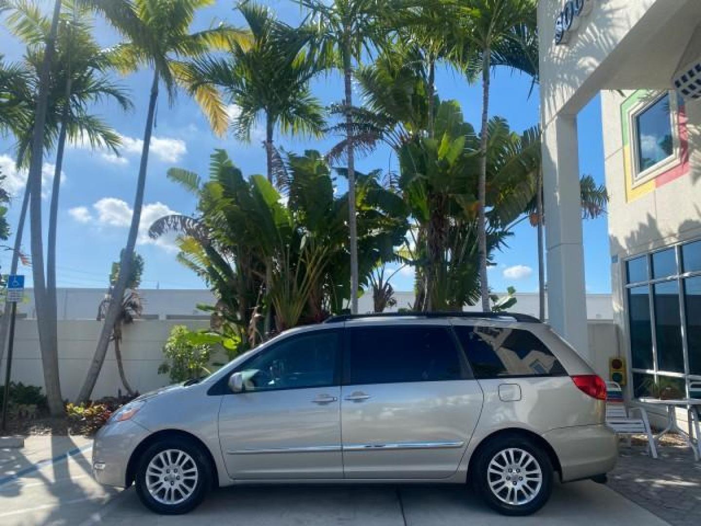 2007 Silver Shadow Pearl /Taupe Toyota Sienna XLE LTD 1 OWNER (5TDZK22C57S) with an 3.5L V6 Cylinder Engine engine, Automatic transmission, located at 4701 North Dixie Hwy, Pompano Beach, FL, 33064, (954) 422-2889, 26.240938, -80.123474 - OUR WEBPAGE FLORIDACARS1.COM HAS OVER 100 PHOTOS AND FREE CARFAX LINK 2007 TOYOTA SIENNA XLE 7-PASSENGER VIN: 5TDZK22C57S074901 5 T D Z K 2 2 C 5 7 S 0 7 4 9 0 1 VAN 3.5L V6 F DOHC 24V GASOLINE 26 MPG FRONT WHEEL DRIVE Features ABS Brakes Air Conditioning Alloy Wheels AM/FM Stereo Automatic Transmis - Photo#4