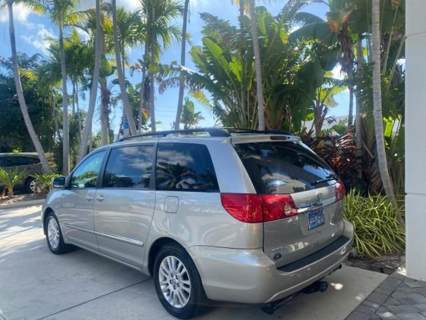 2007 Silver Shadow Pearl /Taupe Toyota Sienna XLE LTD 1 OWNER (5TDZK22C57S) with an 3.5L V6 Cylinder Engine engine, Automatic transmission, located at 4701 North Dixie Hwy, Pompano Beach, FL, 33064, (954) 422-2889, 26.240938, -80.123474 - OUR WEBPAGE FLORIDACARS1.COM HAS OVER 100 PHOTOS AND FREE CARFAX LINK 2007 TOYOTA SIENNA XLE 7-PASSENGER VIN: 5TDZK22C57S074901 5 T D Z K 2 2 C 5 7 S 0 7 4 9 0 1 VAN 3.5L V6 F DOHC 24V GASOLINE 26 MPG FRONT WHEEL DRIVE Features ABS Brakes Air Conditioning Alloy Wheels AM/FM Stereo Automatic Transmis - Photo#5