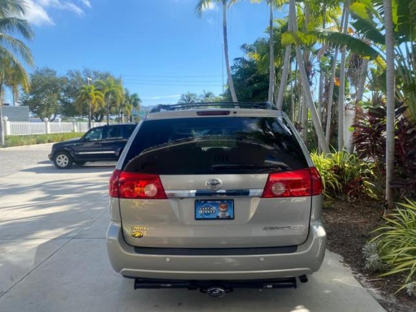 2007 Silver Shadow Pearl /Taupe Toyota Sienna XLE LTD 1 OWNER (5TDZK22C57S) with an 3.5L V6 Cylinder Engine engine, Automatic transmission, located at 4701 North Dixie Hwy, Pompano Beach, FL, 33064, (954) 422-2889, 26.240938, -80.123474 - OUR WEBPAGE FLORIDACARS1.COM HAS OVER 100 PHOTOS AND FREE CARFAX LINK 2007 TOYOTA SIENNA XLE 7-PASSENGER VIN: 5TDZK22C57S074901 5 T D Z K 2 2 C 5 7 S 0 7 4 9 0 1 VAN 3.5L V6 F DOHC 24V GASOLINE 26 MPG FRONT WHEEL DRIVE Features ABS Brakes Air Conditioning Alloy Wheels AM/FM Stereo Automatic Transmis - Photo#6