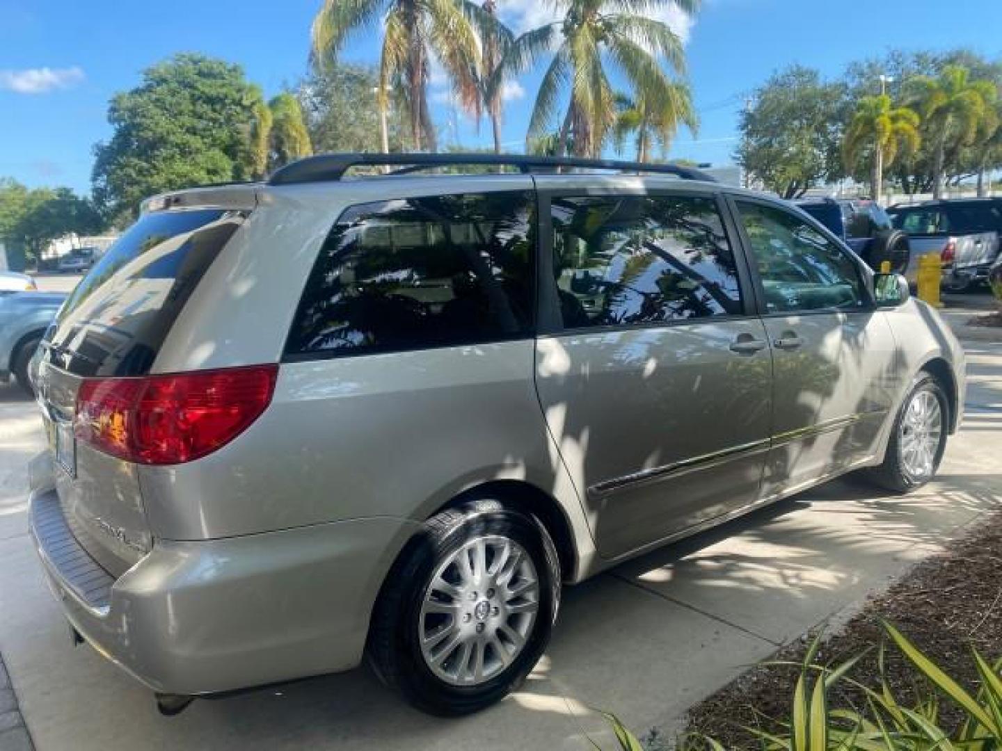 2007 Silver Shadow Pearl /Taupe Toyota Sienna XLE LTD 1 OWNER (5TDZK22C57S) with an 3.5L V6 Cylinder Engine engine, Automatic transmission, located at 4701 North Dixie Hwy, Pompano Beach, FL, 33064, (954) 422-2889, 26.240938, -80.123474 - OUR WEBPAGE FLORIDACARS1.COM HAS OVER 100 PHOTOS AND FREE CARFAX LINK 2007 TOYOTA SIENNA XLE 7-PASSENGER VIN: 5TDZK22C57S074901 5 T D Z K 2 2 C 5 7 S 0 7 4 9 0 1 VAN 3.5L V6 F DOHC 24V GASOLINE 26 MPG FRONT WHEEL DRIVE Features ABS Brakes Air Conditioning Alloy Wheels AM/FM Stereo Automatic Transmis - Photo#7