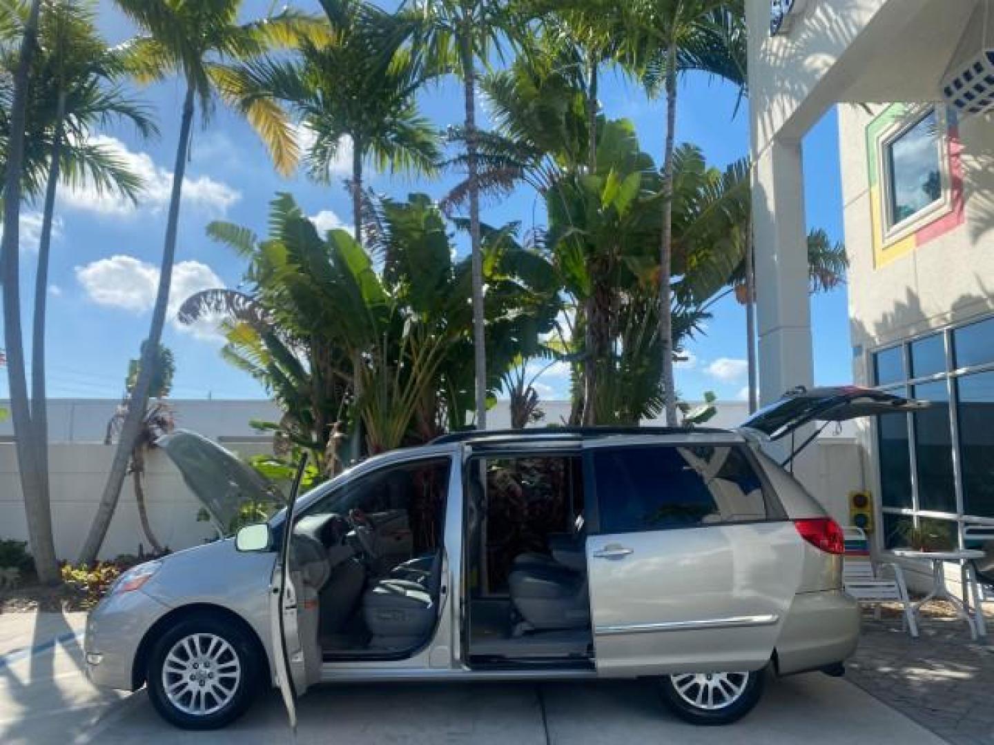 2007 Silver Shadow Pearl /Taupe Toyota Sienna XLE LTD 1 OWNER (5TDZK22C57S) with an 3.5L V6 Cylinder Engine engine, Automatic transmission, located at 4701 North Dixie Hwy, Pompano Beach, FL, 33064, (954) 422-2889, 26.240938, -80.123474 - OUR WEBPAGE FLORIDACARS1.COM HAS OVER 100 PHOTOS AND FREE CARFAX LINK 2007 TOYOTA SIENNA XLE 7-PASSENGER VIN: 5TDZK22C57S074901 5 T D Z K 2 2 C 5 7 S 0 7 4 9 0 1 VAN 3.5L V6 F DOHC 24V GASOLINE 26 MPG FRONT WHEEL DRIVE Features ABS Brakes Air Conditioning Alloy Wheels AM/FM Stereo Automatic Transmis - Photo#8