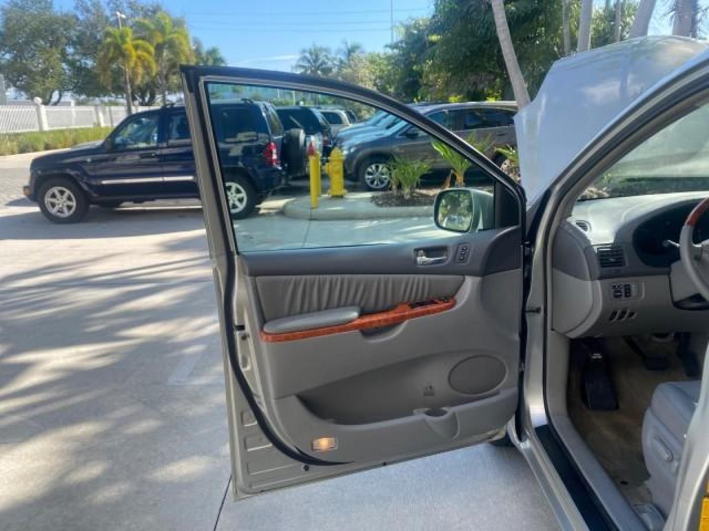 2007 Silver Shadow Pearl /Taupe Toyota Sienna XLE LTD 1 OWNER (5TDZK22C57S) with an 3.5L V6 Cylinder Engine engine, Automatic transmission, located at 4701 North Dixie Hwy, Pompano Beach, FL, 33064, (954) 422-2889, 26.240938, -80.123474 - OUR WEBPAGE FLORIDACARS1.COM HAS OVER 100 PHOTOS AND FREE CARFAX LINK 2007 TOYOTA SIENNA XLE 7-PASSENGER VIN: 5TDZK22C57S074901 5 T D Z K 2 2 C 5 7 S 0 7 4 9 0 1 VAN 3.5L V6 F DOHC 24V GASOLINE 26 MPG FRONT WHEEL DRIVE Features ABS Brakes Air Conditioning Alloy Wheels AM/FM Stereo Automatic Transmis - Photo#9