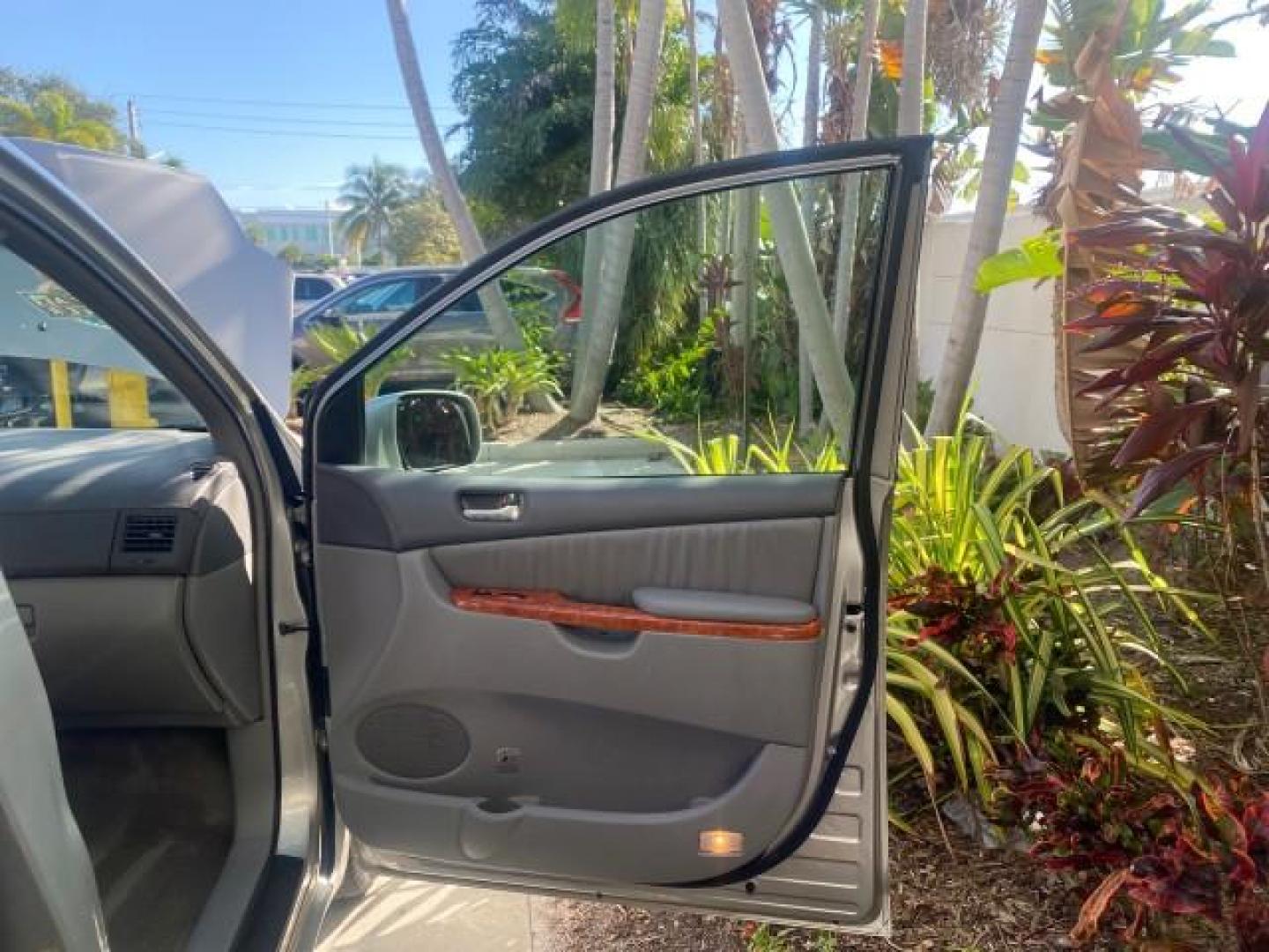 2007 Silver Shadow Pearl /Taupe Toyota Sienna XLE LTD 1 OWNER (5TDZK22C57S) with an 3.5L V6 Cylinder Engine engine, Automatic transmission, located at 4701 North Dixie Hwy, Pompano Beach, FL, 33064, (954) 422-2889, 26.240938, -80.123474 - OUR WEBPAGE FLORIDACARS1.COM HAS OVER 100 PHOTOS AND FREE CARFAX LINK 2007 TOYOTA SIENNA XLE 7-PASSENGER VIN: 5TDZK22C57S074901 5 T D Z K 2 2 C 5 7 S 0 7 4 9 0 1 VAN 3.5L V6 F DOHC 24V GASOLINE 26 MPG FRONT WHEEL DRIVE Features ABS Brakes Air Conditioning Alloy Wheels AM/FM Stereo Automatic Transmis - Photo#11