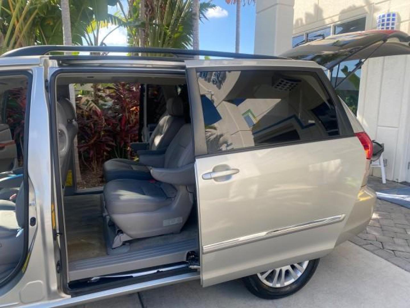2007 Silver Shadow Pearl /Taupe Toyota Sienna XLE LTD 1 OWNER (5TDZK22C57S) with an 3.5L V6 Cylinder Engine engine, Automatic transmission, located at 4701 North Dixie Hwy, Pompano Beach, FL, 33064, (954) 422-2889, 26.240938, -80.123474 - OUR WEBPAGE FLORIDACARS1.COM HAS OVER 100 PHOTOS AND FREE CARFAX LINK 2007 TOYOTA SIENNA XLE 7-PASSENGER VIN: 5TDZK22C57S074901 5 T D Z K 2 2 C 5 7 S 0 7 4 9 0 1 VAN 3.5L V6 F DOHC 24V GASOLINE 26 MPG FRONT WHEEL DRIVE Features ABS Brakes Air Conditioning Alloy Wheels AM/FM Stereo Automatic Transmis - Photo#13