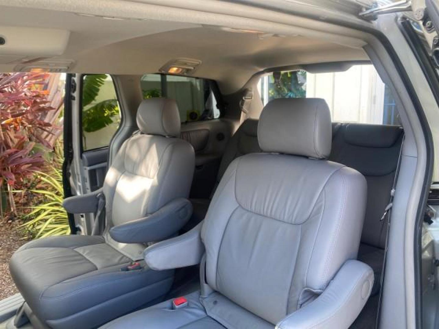 2007 Silver Shadow Pearl /Taupe Toyota Sienna XLE LTD 1 OWNER (5TDZK22C57S) with an 3.5L V6 Cylinder Engine engine, Automatic transmission, located at 4701 North Dixie Hwy, Pompano Beach, FL, 33064, (954) 422-2889, 26.240938, -80.123474 - OUR WEBPAGE FLORIDACARS1.COM HAS OVER 100 PHOTOS AND FREE CARFAX LINK 2007 TOYOTA SIENNA XLE 7-PASSENGER VIN: 5TDZK22C57S074901 5 T D Z K 2 2 C 5 7 S 0 7 4 9 0 1 VAN 3.5L V6 F DOHC 24V GASOLINE 26 MPG FRONT WHEEL DRIVE Features ABS Brakes Air Conditioning Alloy Wheels AM/FM Stereo Automatic Transmis - Photo#14
