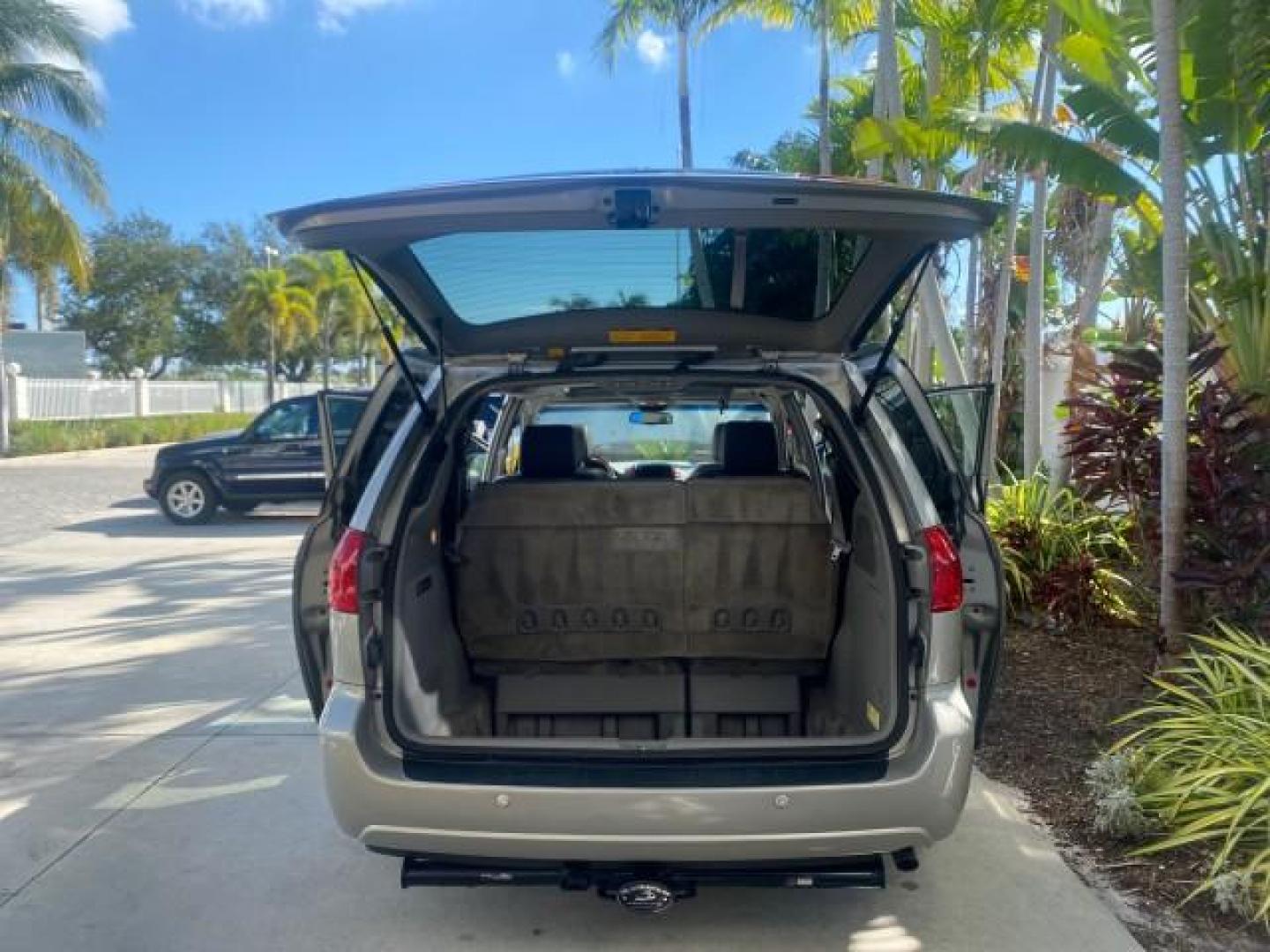 2007 Silver Shadow Pearl /Taupe Toyota Sienna XLE LTD 1 OWNER (5TDZK22C57S) with an 3.5L V6 Cylinder Engine engine, Automatic transmission, located at 4701 North Dixie Hwy, Pompano Beach, FL, 33064, (954) 422-2889, 26.240938, -80.123474 - OUR WEBPAGE FLORIDACARS1.COM HAS OVER 100 PHOTOS AND FREE CARFAX LINK 2007 TOYOTA SIENNA XLE 7-PASSENGER VIN: 5TDZK22C57S074901 5 T D Z K 2 2 C 5 7 S 0 7 4 9 0 1 VAN 3.5L V6 F DOHC 24V GASOLINE 26 MPG FRONT WHEEL DRIVE Features ABS Brakes Air Conditioning Alloy Wheels AM/FM Stereo Automatic Transmis - Photo#15