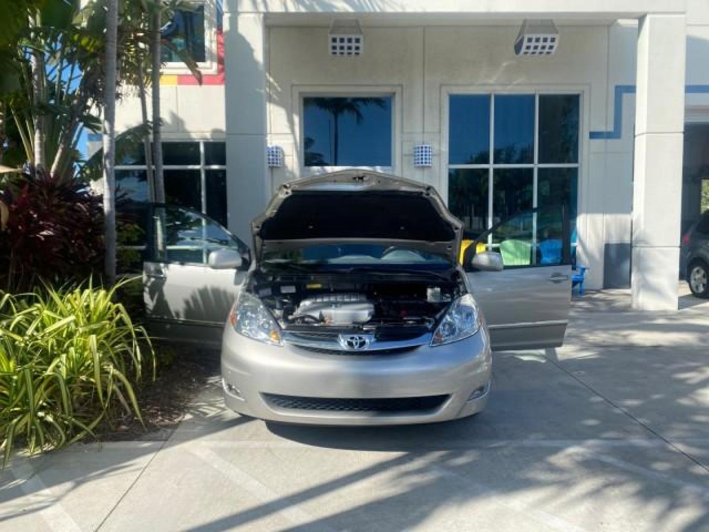 2007 Silver Shadow Pearl /Taupe Toyota Sienna XLE LTD 1 OWNER (5TDZK22C57S) with an 3.5L V6 Cylinder Engine engine, Automatic transmission, located at 4701 North Dixie Hwy, Pompano Beach, FL, 33064, (954) 422-2889, 26.240938, -80.123474 - OUR WEBPAGE FLORIDACARS1.COM HAS OVER 100 PHOTOS AND FREE CARFAX LINK 2007 TOYOTA SIENNA XLE 7-PASSENGER VIN: 5TDZK22C57S074901 5 T D Z K 2 2 C 5 7 S 0 7 4 9 0 1 VAN 3.5L V6 F DOHC 24V GASOLINE 26 MPG FRONT WHEEL DRIVE Features ABS Brakes Air Conditioning Alloy Wheels AM/FM Stereo Automatic Transmis - Photo#16