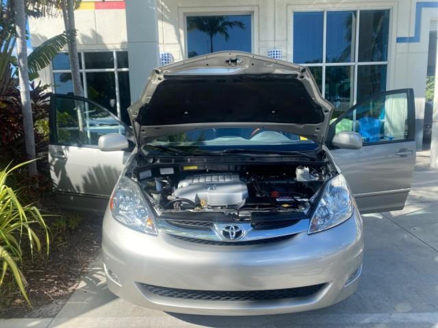 2007 Silver Shadow Pearl /Taupe Toyota Sienna XLE LTD 1 OWNER (5TDZK22C57S) with an 3.5L V6 Cylinder Engine engine, Automatic transmission, located at 4701 North Dixie Hwy, Pompano Beach, FL, 33064, (954) 422-2889, 26.240938, -80.123474 - OUR WEBPAGE FLORIDACARS1.COM HAS OVER 100 PHOTOS AND FREE CARFAX LINK 2007 TOYOTA SIENNA XLE 7-PASSENGER VIN: 5TDZK22C57S074901 5 T D Z K 2 2 C 5 7 S 0 7 4 9 0 1 VAN 3.5L V6 F DOHC 24V GASOLINE 26 MPG FRONT WHEEL DRIVE Features ABS Brakes Air Conditioning Alloy Wheels AM/FM Stereo Automatic Transmis - Photo#17