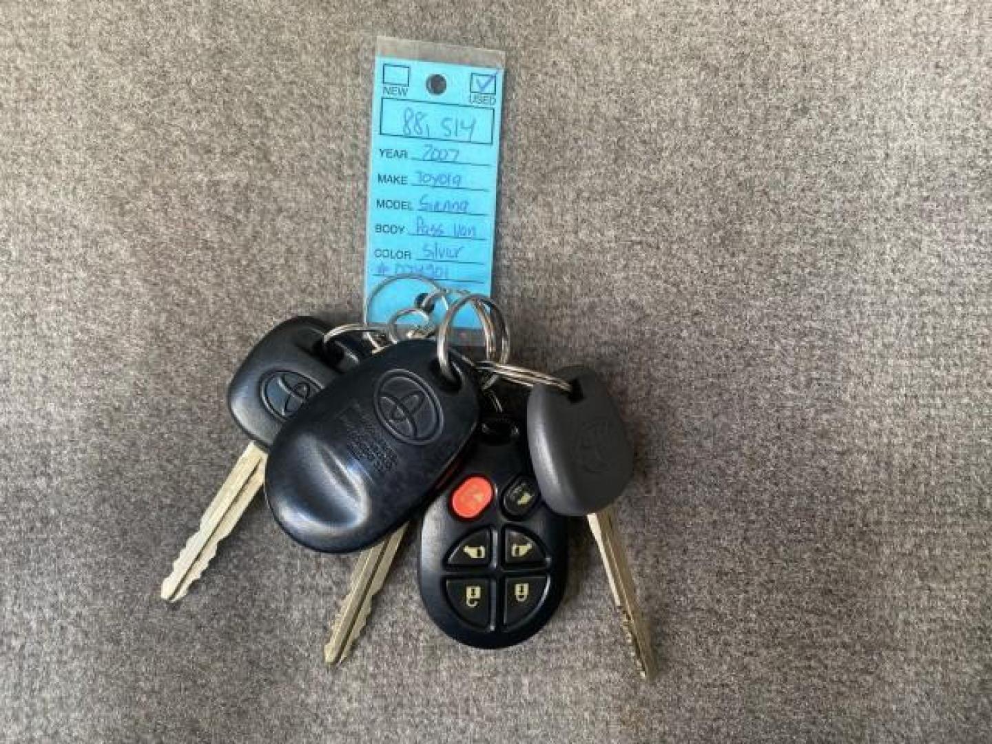 2007 Silver Shadow Pearl /Taupe Toyota Sienna XLE LTD 1 OWNER (5TDZK22C57S) with an 3.5L V6 Cylinder Engine engine, Automatic transmission, located at 4701 North Dixie Hwy, Pompano Beach, FL, 33064, (954) 422-2889, 26.240938, -80.123474 - OUR WEBPAGE FLORIDACARS1.COM HAS OVER 100 PHOTOS AND FREE CARFAX LINK 2007 TOYOTA SIENNA XLE 7-PASSENGER VIN: 5TDZK22C57S074901 5 T D Z K 2 2 C 5 7 S 0 7 4 9 0 1 VAN 3.5L V6 F DOHC 24V GASOLINE 26 MPG FRONT WHEEL DRIVE Features ABS Brakes Air Conditioning Alloy Wheels AM/FM Stereo Automatic Transmis - Photo#23