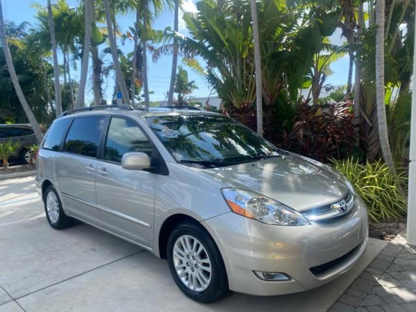 2007 Silver Shadow Pearl /Taupe Toyota Sienna XLE LTD 1 OWNER (5TDZK22C57S) with an 3.5L V6 Cylinder Engine engine, Automatic transmission, located at 4701 North Dixie Hwy, Pompano Beach, FL, 33064, (954) 422-2889, 26.240938, -80.123474 - OUR WEBPAGE FLORIDACARS1.COM HAS OVER 100 PHOTOS AND FREE CARFAX LINK 2007 TOYOTA SIENNA XLE 7-PASSENGER VIN: 5TDZK22C57S074901 5 T D Z K 2 2 C 5 7 S 0 7 4 9 0 1 VAN 3.5L V6 F DOHC 24V GASOLINE 26 MPG FRONT WHEEL DRIVE Features ABS Brakes Air Conditioning Alloy Wheels AM/FM Stereo Automatic Transmis - Photo#24