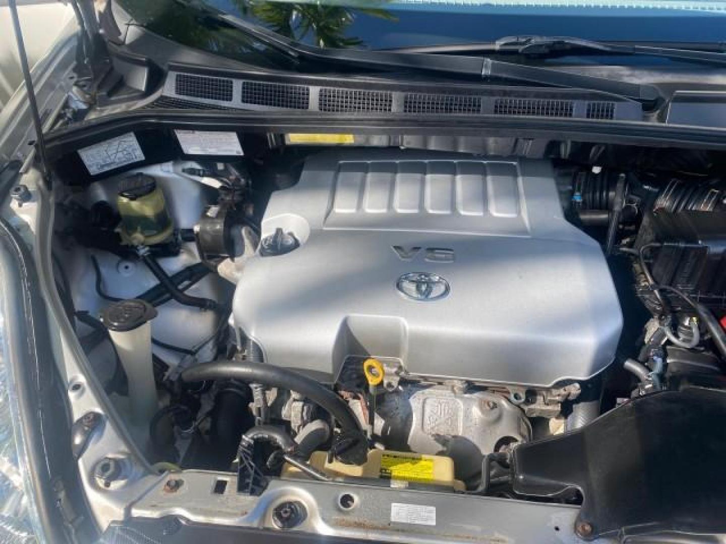 2007 Silver Shadow Pearl /Taupe Toyota Sienna XLE LTD 1 OWNER (5TDZK22C57S) with an 3.5L V6 Cylinder Engine engine, Automatic transmission, located at 4701 North Dixie Hwy, Pompano Beach, FL, 33064, (954) 422-2889, 26.240938, -80.123474 - OUR WEBPAGE FLORIDACARS1.COM HAS OVER 100 PHOTOS AND FREE CARFAX LINK 2007 TOYOTA SIENNA XLE 7-PASSENGER VIN: 5TDZK22C57S074901 5 T D Z K 2 2 C 5 7 S 0 7 4 9 0 1 VAN 3.5L V6 F DOHC 24V GASOLINE 26 MPG FRONT WHEEL DRIVE Features ABS Brakes Air Conditioning Alloy Wheels AM/FM Stereo Automatic Transmis - Photo#25