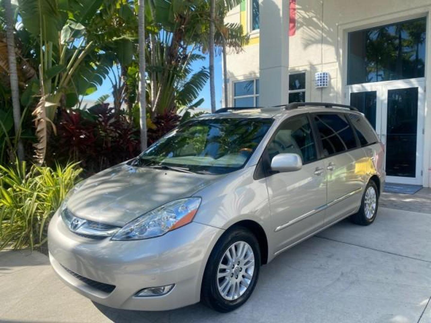 2007 Silver Shadow Pearl /Taupe Toyota Sienna XLE LTD 1 OWNER (5TDZK22C57S) with an 3.5L V6 Cylinder Engine engine, Automatic transmission, located at 4701 North Dixie Hwy, Pompano Beach, FL, 33064, (954) 422-2889, 26.240938, -80.123474 - OUR WEBPAGE FLORIDACARS1.COM HAS OVER 100 PHOTOS AND FREE CARFAX LINK 2007 TOYOTA SIENNA XLE 7-PASSENGER VIN: 5TDZK22C57S074901 5 T D Z K 2 2 C 5 7 S 0 7 4 9 0 1 VAN 3.5L V6 F DOHC 24V GASOLINE 26 MPG FRONT WHEEL DRIVE Features ABS Brakes Air Conditioning Alloy Wheels AM/FM Stereo Automatic Transmis - Photo#30