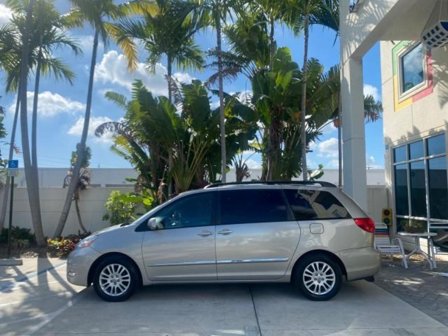 2007 Silver Shadow Pearl /Taupe Toyota Sienna XLE LTD 1 OWNER (5TDZK22C57S) with an 3.5L V6 Cylinder Engine engine, Automatic transmission, located at 4701 North Dixie Hwy, Pompano Beach, FL, 33064, (954) 422-2889, 26.240938, -80.123474 - OUR WEBPAGE FLORIDACARS1.COM HAS OVER 100 PHOTOS AND FREE CARFAX LINK 2007 TOYOTA SIENNA XLE 7-PASSENGER VIN: 5TDZK22C57S074901 5 T D Z K 2 2 C 5 7 S 0 7 4 9 0 1 VAN 3.5L V6 F DOHC 24V GASOLINE 26 MPG FRONT WHEEL DRIVE Features ABS Brakes Air Conditioning Alloy Wheels AM/FM Stereo Automatic Transmis - Photo#31