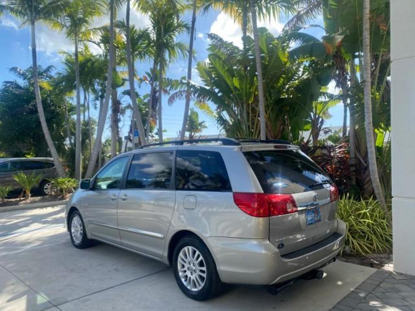 2007 Silver Shadow Pearl /Taupe Toyota Sienna XLE LTD 1 OWNER (5TDZK22C57S) with an 3.5L V6 Cylinder Engine engine, Automatic transmission, located at 4701 North Dixie Hwy, Pompano Beach, FL, 33064, (954) 422-2889, 26.240938, -80.123474 - OUR WEBPAGE FLORIDACARS1.COM HAS OVER 100 PHOTOS AND FREE CARFAX LINK 2007 TOYOTA SIENNA XLE 7-PASSENGER VIN: 5TDZK22C57S074901 5 T D Z K 2 2 C 5 7 S 0 7 4 9 0 1 VAN 3.5L V6 F DOHC 24V GASOLINE 26 MPG FRONT WHEEL DRIVE Features ABS Brakes Air Conditioning Alloy Wheels AM/FM Stereo Automatic Transmis - Photo#33