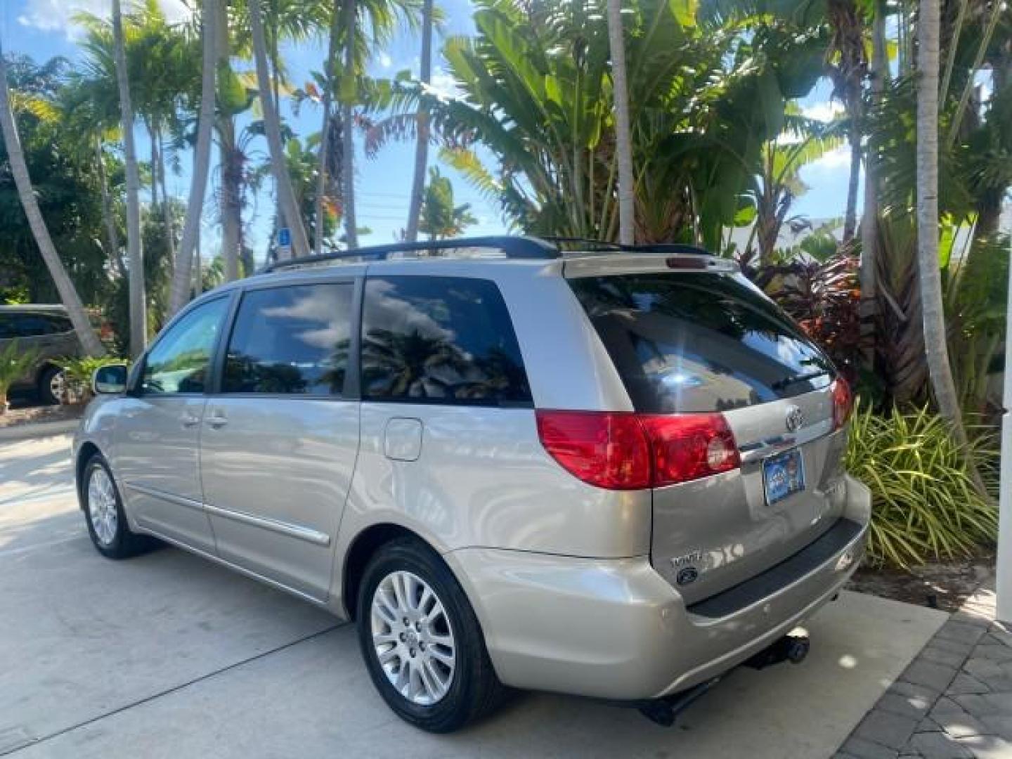 2007 Silver Shadow Pearl /Taupe Toyota Sienna XLE LTD 1 OWNER (5TDZK22C57S) with an 3.5L V6 Cylinder Engine engine, Automatic transmission, located at 4701 North Dixie Hwy, Pompano Beach, FL, 33064, (954) 422-2889, 26.240938, -80.123474 - OUR WEBPAGE FLORIDACARS1.COM HAS OVER 100 PHOTOS AND FREE CARFAX LINK 2007 TOYOTA SIENNA XLE 7-PASSENGER VIN: 5TDZK22C57S074901 5 T D Z K 2 2 C 5 7 S 0 7 4 9 0 1 VAN 3.5L V6 F DOHC 24V GASOLINE 26 MPG FRONT WHEEL DRIVE Features ABS Brakes Air Conditioning Alloy Wheels AM/FM Stereo Automatic Transmis - Photo#34