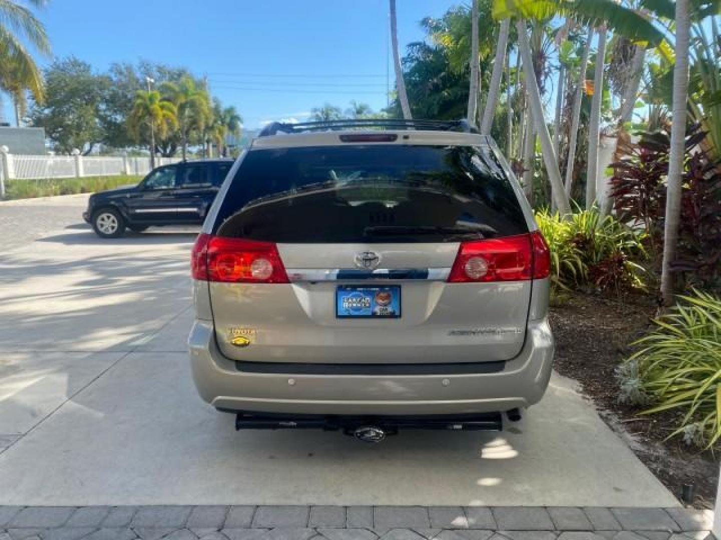 2007 Silver Shadow Pearl /Taupe Toyota Sienna XLE LTD 1 OWNER (5TDZK22C57S) with an 3.5L V6 Cylinder Engine engine, Automatic transmission, located at 4701 North Dixie Hwy, Pompano Beach, FL, 33064, (954) 422-2889, 26.240938, -80.123474 - OUR WEBPAGE FLORIDACARS1.COM HAS OVER 100 PHOTOS AND FREE CARFAX LINK 2007 TOYOTA SIENNA XLE 7-PASSENGER VIN: 5TDZK22C57S074901 5 T D Z K 2 2 C 5 7 S 0 7 4 9 0 1 VAN 3.5L V6 F DOHC 24V GASOLINE 26 MPG FRONT WHEEL DRIVE Features ABS Brakes Air Conditioning Alloy Wheels AM/FM Stereo Automatic Transmis - Photo#35