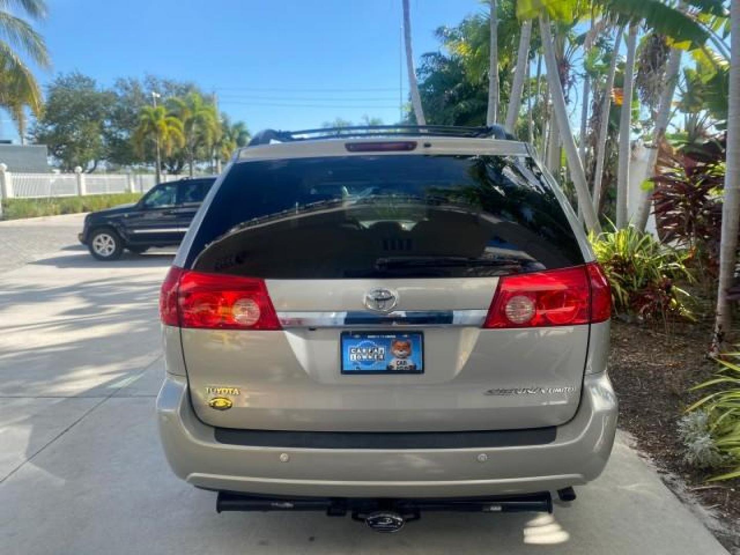 2007 Silver Shadow Pearl /Taupe Toyota Sienna XLE LTD 1 OWNER (5TDZK22C57S) with an 3.5L V6 Cylinder Engine engine, Automatic transmission, located at 4701 North Dixie Hwy, Pompano Beach, FL, 33064, (954) 422-2889, 26.240938, -80.123474 - OUR WEBPAGE FLORIDACARS1.COM HAS OVER 100 PHOTOS AND FREE CARFAX LINK 2007 TOYOTA SIENNA XLE 7-PASSENGER VIN: 5TDZK22C57S074901 5 T D Z K 2 2 C 5 7 S 0 7 4 9 0 1 VAN 3.5L V6 F DOHC 24V GASOLINE 26 MPG FRONT WHEEL DRIVE Features ABS Brakes Air Conditioning Alloy Wheels AM/FM Stereo Automatic Transmis - Photo#36