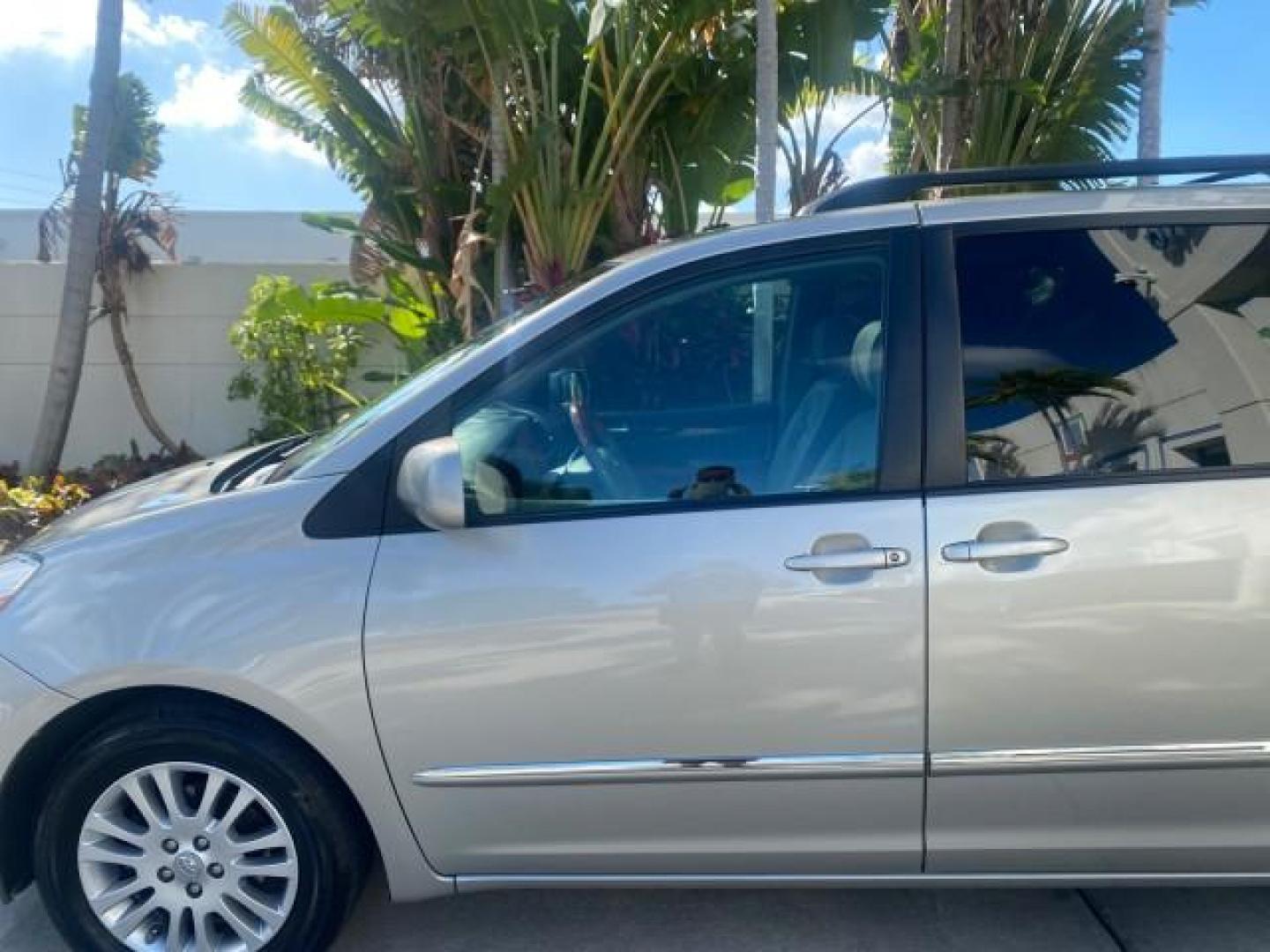 2007 Silver Shadow Pearl /Taupe Toyota Sienna XLE LTD 1 OWNER (5TDZK22C57S) with an 3.5L V6 Cylinder Engine engine, Automatic transmission, located at 4701 North Dixie Hwy, Pompano Beach, FL, 33064, (954) 422-2889, 26.240938, -80.123474 - OUR WEBPAGE FLORIDACARS1.COM HAS OVER 100 PHOTOS AND FREE CARFAX LINK 2007 TOYOTA SIENNA XLE 7-PASSENGER VIN: 5TDZK22C57S074901 5 T D Z K 2 2 C 5 7 S 0 7 4 9 0 1 VAN 3.5L V6 F DOHC 24V GASOLINE 26 MPG FRONT WHEEL DRIVE Features ABS Brakes Air Conditioning Alloy Wheels AM/FM Stereo Automatic Transmis - Photo#37
