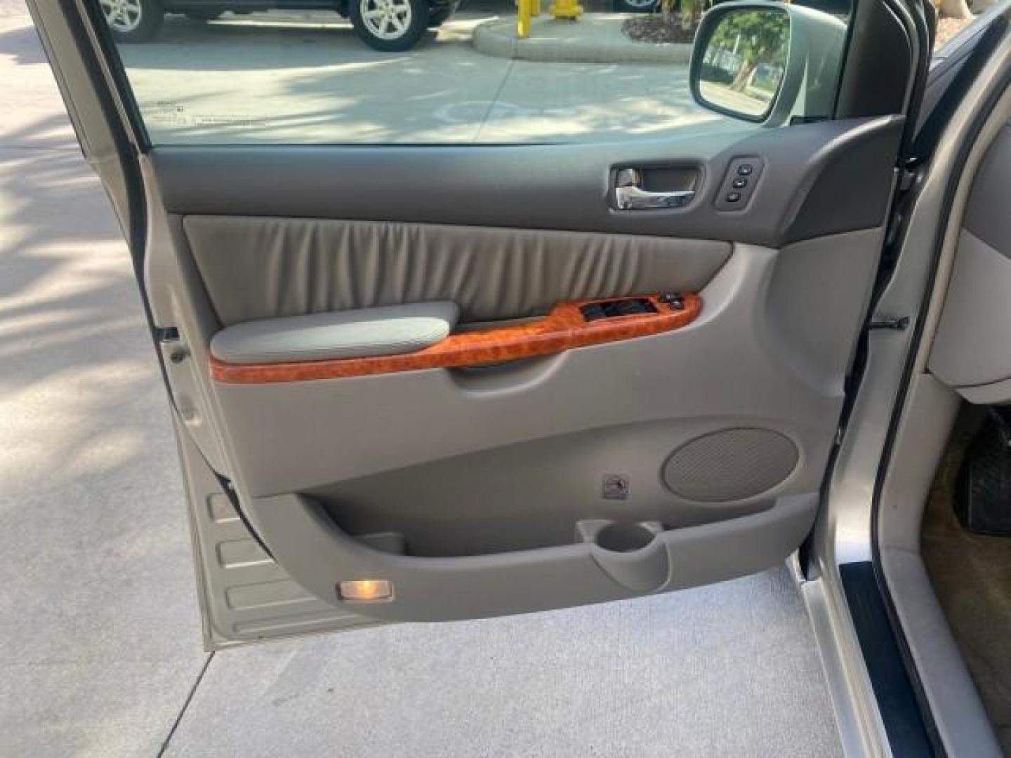 2007 Silver Shadow Pearl /Taupe Toyota Sienna XLE LTD 1 OWNER (5TDZK22C57S) with an 3.5L V6 Cylinder Engine engine, Automatic transmission, located at 4701 North Dixie Hwy, Pompano Beach, FL, 33064, (954) 422-2889, 26.240938, -80.123474 - OUR WEBPAGE FLORIDACARS1.COM HAS OVER 100 PHOTOS AND FREE CARFAX LINK 2007 TOYOTA SIENNA XLE 7-PASSENGER VIN: 5TDZK22C57S074901 5 T D Z K 2 2 C 5 7 S 0 7 4 9 0 1 VAN 3.5L V6 F DOHC 24V GASOLINE 26 MPG FRONT WHEEL DRIVE Features ABS Brakes Air Conditioning Alloy Wheels AM/FM Stereo Automatic Transmis - Photo#42