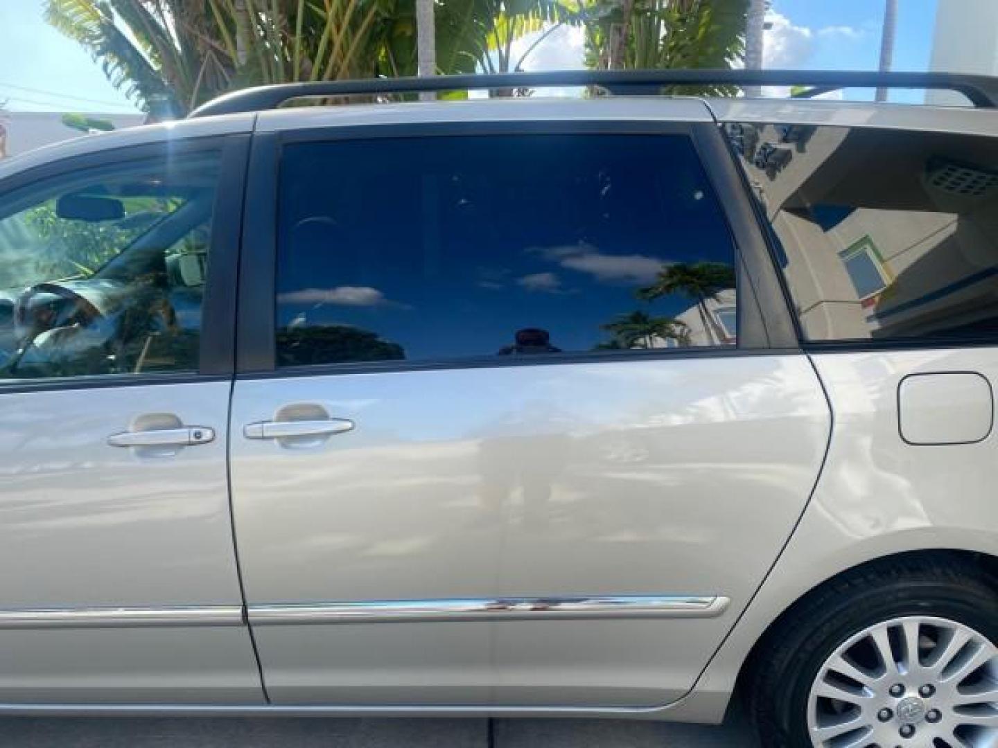 2007 Silver Shadow Pearl /Taupe Toyota Sienna XLE LTD 1 OWNER (5TDZK22C57S) with an 3.5L V6 Cylinder Engine engine, Automatic transmission, located at 4701 North Dixie Hwy, Pompano Beach, FL, 33064, (954) 422-2889, 26.240938, -80.123474 - OUR WEBPAGE FLORIDACARS1.COM HAS OVER 100 PHOTOS AND FREE CARFAX LINK 2007 TOYOTA SIENNA XLE 7-PASSENGER VIN: 5TDZK22C57S074901 5 T D Z K 2 2 C 5 7 S 0 7 4 9 0 1 VAN 3.5L V6 F DOHC 24V GASOLINE 26 MPG FRONT WHEEL DRIVE Features ABS Brakes Air Conditioning Alloy Wheels AM/FM Stereo Automatic Transmis - Photo#76