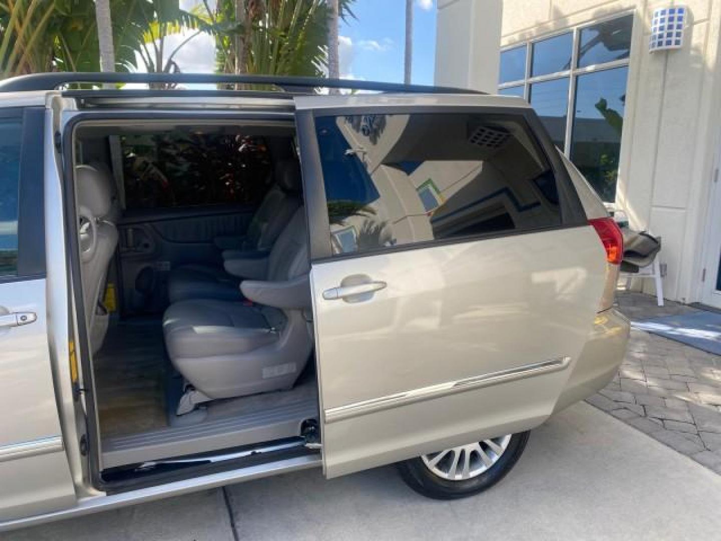 2007 Silver Shadow Pearl /Taupe Toyota Sienna XLE LTD 1 OWNER (5TDZK22C57S) with an 3.5L V6 Cylinder Engine engine, Automatic transmission, located at 4701 North Dixie Hwy, Pompano Beach, FL, 33064, (954) 422-2889, 26.240938, -80.123474 - OUR WEBPAGE FLORIDACARS1.COM HAS OVER 100 PHOTOS AND FREE CARFAX LINK 2007 TOYOTA SIENNA XLE 7-PASSENGER VIN: 5TDZK22C57S074901 5 T D Z K 2 2 C 5 7 S 0 7 4 9 0 1 VAN 3.5L V6 F DOHC 24V GASOLINE 26 MPG FRONT WHEEL DRIVE Features ABS Brakes Air Conditioning Alloy Wheels AM/FM Stereo Automatic Transmis - Photo#78