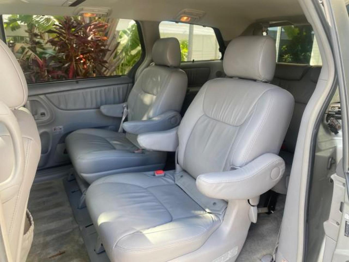2007 Silver Shadow Pearl /Taupe Toyota Sienna XLE LTD 1 OWNER (5TDZK22C57S) with an 3.5L V6 Cylinder Engine engine, Automatic transmission, located at 4701 North Dixie Hwy, Pompano Beach, FL, 33064, (954) 422-2889, 26.240938, -80.123474 - OUR WEBPAGE FLORIDACARS1.COM HAS OVER 100 PHOTOS AND FREE CARFAX LINK 2007 TOYOTA SIENNA XLE 7-PASSENGER VIN: 5TDZK22C57S074901 5 T D Z K 2 2 C 5 7 S 0 7 4 9 0 1 VAN 3.5L V6 F DOHC 24V GASOLINE 26 MPG FRONT WHEEL DRIVE Features ABS Brakes Air Conditioning Alloy Wheels AM/FM Stereo Automatic Transmis - Photo#79