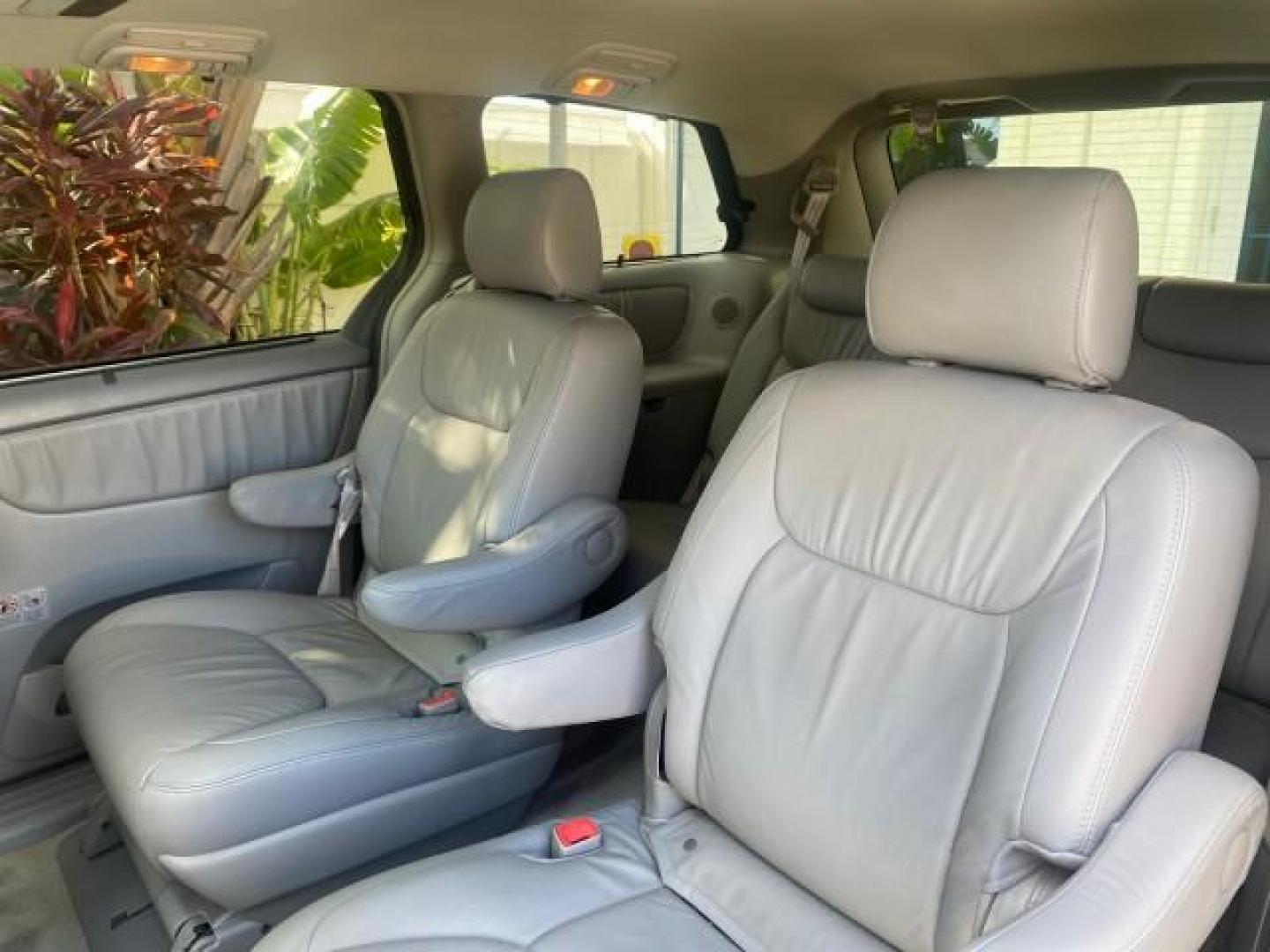 2007 Silver Shadow Pearl /Taupe Toyota Sienna XLE LTD 1 OWNER (5TDZK22C57S) with an 3.5L V6 Cylinder Engine engine, Automatic transmission, located at 4701 North Dixie Hwy, Pompano Beach, FL, 33064, (954) 422-2889, 26.240938, -80.123474 - OUR WEBPAGE FLORIDACARS1.COM HAS OVER 100 PHOTOS AND FREE CARFAX LINK 2007 TOYOTA SIENNA XLE 7-PASSENGER VIN: 5TDZK22C57S074901 5 T D Z K 2 2 C 5 7 S 0 7 4 9 0 1 VAN 3.5L V6 F DOHC 24V GASOLINE 26 MPG FRONT WHEEL DRIVE Features ABS Brakes Air Conditioning Alloy Wheels AM/FM Stereo Automatic Transmis - Photo#80