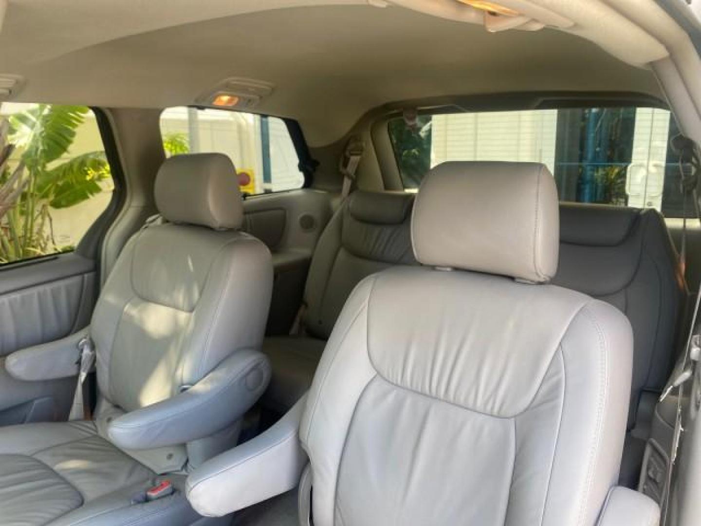2007 Silver Shadow Pearl /Taupe Toyota Sienna XLE LTD 1 OWNER (5TDZK22C57S) with an 3.5L V6 Cylinder Engine engine, Automatic transmission, located at 4701 North Dixie Hwy, Pompano Beach, FL, 33064, (954) 422-2889, 26.240938, -80.123474 - OUR WEBPAGE FLORIDACARS1.COM HAS OVER 100 PHOTOS AND FREE CARFAX LINK 2007 TOYOTA SIENNA XLE 7-PASSENGER VIN: 5TDZK22C57S074901 5 T D Z K 2 2 C 5 7 S 0 7 4 9 0 1 VAN 3.5L V6 F DOHC 24V GASOLINE 26 MPG FRONT WHEEL DRIVE Features ABS Brakes Air Conditioning Alloy Wheels AM/FM Stereo Automatic Transmis - Photo#81
