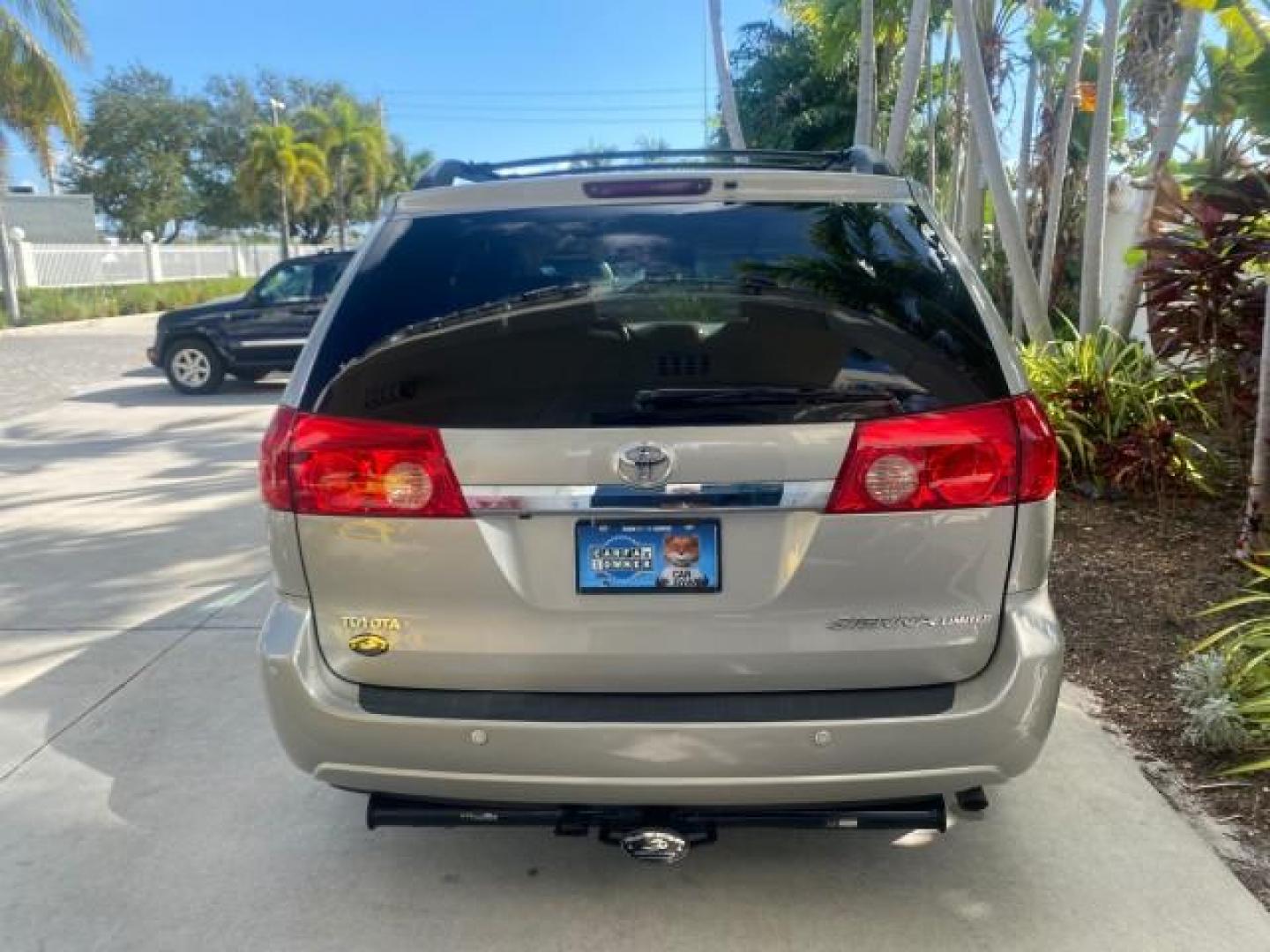 2007 Silver Shadow Pearl /Taupe Toyota Sienna XLE LTD 1 OWNER (5TDZK22C57S) with an 3.5L V6 Cylinder Engine engine, Automatic transmission, located at 4701 North Dixie Hwy, Pompano Beach, FL, 33064, (954) 422-2889, 26.240938, -80.123474 - OUR WEBPAGE FLORIDACARS1.COM HAS OVER 100 PHOTOS AND FREE CARFAX LINK 2007 TOYOTA SIENNA XLE 7-PASSENGER VIN: 5TDZK22C57S074901 5 T D Z K 2 2 C 5 7 S 0 7 4 9 0 1 VAN 3.5L V6 F DOHC 24V GASOLINE 26 MPG FRONT WHEEL DRIVE Features ABS Brakes Air Conditioning Alloy Wheels AM/FM Stereo Automatic Transmis - Photo#94
