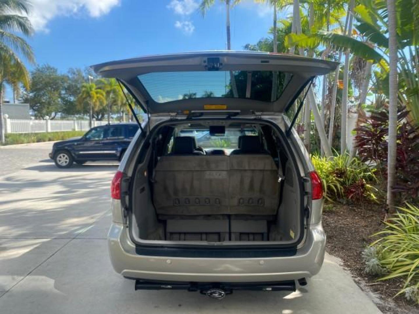 2007 Silver Shadow Pearl /Taupe Toyota Sienna XLE LTD 1 OWNER (5TDZK22C57S) with an 3.5L V6 Cylinder Engine engine, Automatic transmission, located at 4701 North Dixie Hwy, Pompano Beach, FL, 33064, (954) 422-2889, 26.240938, -80.123474 - OUR WEBPAGE FLORIDACARS1.COM HAS OVER 100 PHOTOS AND FREE CARFAX LINK 2007 TOYOTA SIENNA XLE 7-PASSENGER VIN: 5TDZK22C57S074901 5 T D Z K 2 2 C 5 7 S 0 7 4 9 0 1 VAN 3.5L V6 F DOHC 24V GASOLINE 26 MPG FRONT WHEEL DRIVE Features ABS Brakes Air Conditioning Alloy Wheels AM/FM Stereo Automatic Transmis - Photo#97