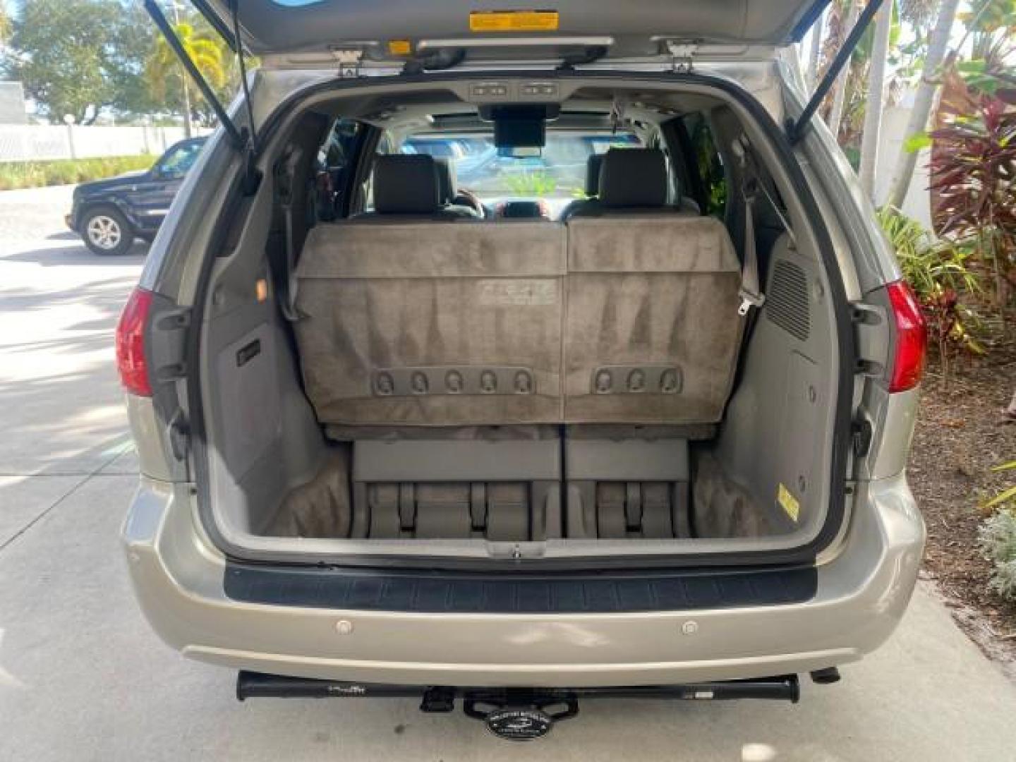 2007 Silver Shadow Pearl /Taupe Toyota Sienna XLE LTD 1 OWNER (5TDZK22C57S) with an 3.5L V6 Cylinder Engine engine, Automatic transmission, located at 4701 North Dixie Hwy, Pompano Beach, FL, 33064, (954) 422-2889, 26.240938, -80.123474 - OUR WEBPAGE FLORIDACARS1.COM HAS OVER 100 PHOTOS AND FREE CARFAX LINK 2007 TOYOTA SIENNA XLE 7-PASSENGER VIN: 5TDZK22C57S074901 5 T D Z K 2 2 C 5 7 S 0 7 4 9 0 1 VAN 3.5L V6 F DOHC 24V GASOLINE 26 MPG FRONT WHEEL DRIVE Features ABS Brakes Air Conditioning Alloy Wheels AM/FM Stereo Automatic Transmis - Photo#98