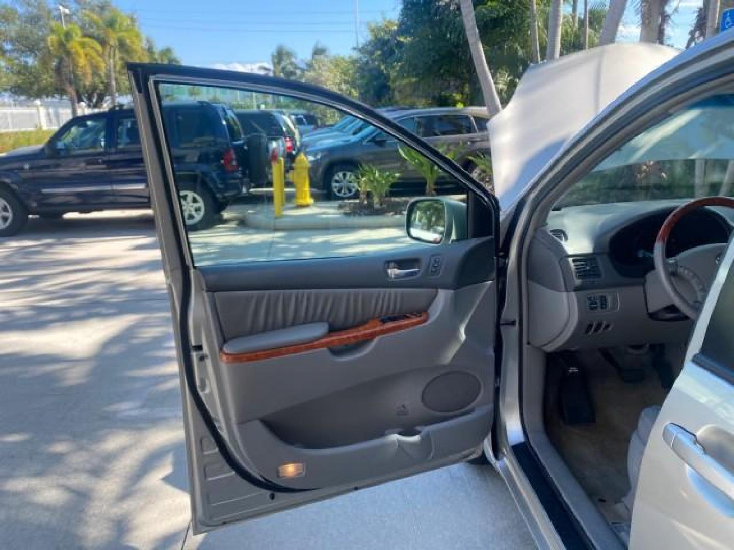 2007 Silver Shadow Pearl /Taupe Toyota Sienna XLE LTD 1 OWNER (5TDZK22C57S) with an 3.5L V6 Cylinder Engine engine, Automatic transmission, located at 4701 North Dixie Hwy, Pompano Beach, FL, 33064, (954) 422-2889, 26.240938, -80.123474 - OUR WEBPAGE FLORIDACARS1.COM HAS OVER 100 PHOTOS AND FREE CARFAX LINK 2007 TOYOTA SIENNA XLE 7-PASSENGER VIN: 5TDZK22C57S074901 5 T D Z K 2 2 C 5 7 S 0 7 4 9 0 1 VAN 3.5L V6 F DOHC 24V GASOLINE 26 MPG FRONT WHEEL DRIVE Features ABS Brakes Air Conditioning Alloy Wheels AM/FM Stereo Automatic Transmis - Photo#9