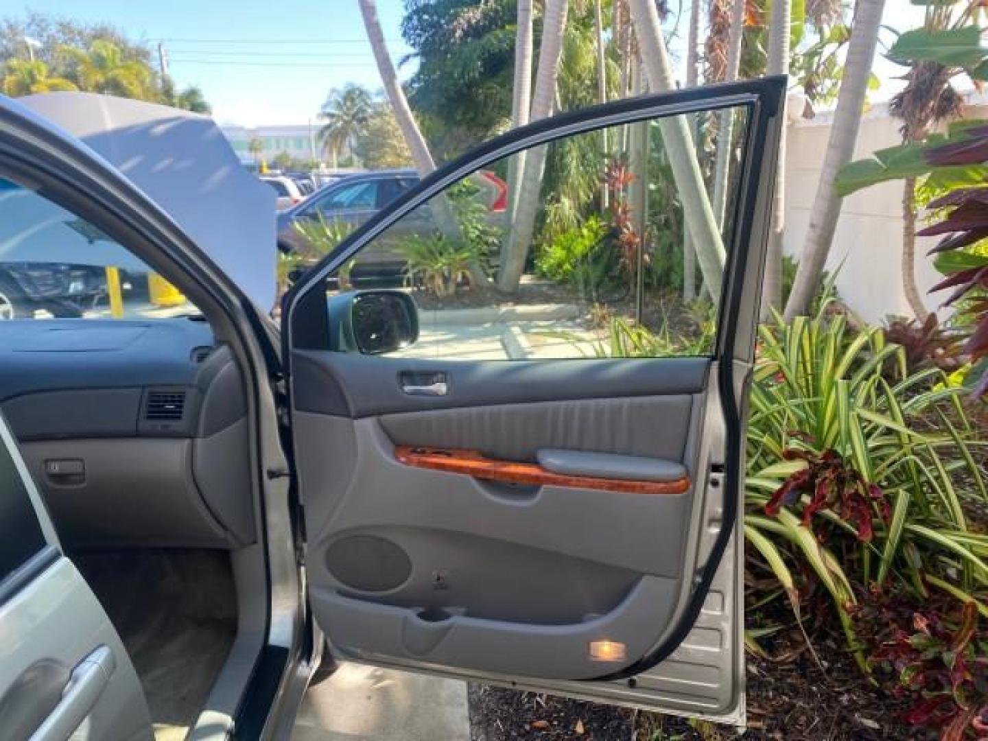 2007 Silver Shadow Pearl /Taupe Toyota Sienna XLE LTD 1 OWNER (5TDZK22C57S) with an 3.5L V6 Cylinder Engine engine, Automatic transmission, located at 4701 North Dixie Hwy, Pompano Beach, FL, 33064, (954) 422-2889, 26.240938, -80.123474 - OUR WEBPAGE FLORIDACARS1.COM HAS OVER 100 PHOTOS AND FREE CARFAX LINK 2007 TOYOTA SIENNA XLE 7-PASSENGER VIN: 5TDZK22C57S074901 5 T D Z K 2 2 C 5 7 S 0 7 4 9 0 1 VAN 3.5L V6 F DOHC 24V GASOLINE 26 MPG FRONT WHEEL DRIVE Features ABS Brakes Air Conditioning Alloy Wheels AM/FM Stereo Automatic Transmis - Photo#11
