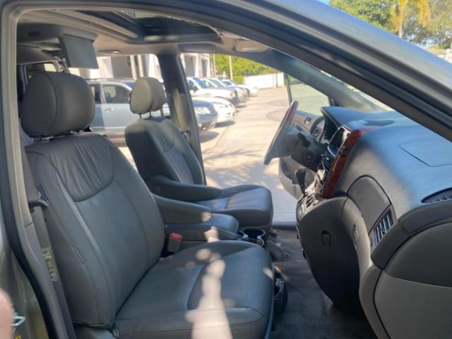 2007 Silver Shadow Pearl /Taupe Toyota Sienna XLE LTD 1 OWNER (5TDZK22C57S) with an 3.5L V6 Cylinder Engine engine, Automatic transmission, located at 4701 North Dixie Hwy, Pompano Beach, FL, 33064, (954) 422-2889, 26.240938, -80.123474 - OUR WEBPAGE FLORIDACARS1.COM HAS OVER 100 PHOTOS AND FREE CARFAX LINK 2007 TOYOTA SIENNA XLE 7-PASSENGER VIN: 5TDZK22C57S074901 5 T D Z K 2 2 C 5 7 S 0 7 4 9 0 1 VAN 3.5L V6 F DOHC 24V GASOLINE 26 MPG FRONT WHEEL DRIVE Features ABS Brakes Air Conditioning Alloy Wheels AM/FM Stereo Automatic Transmis - Photo#12