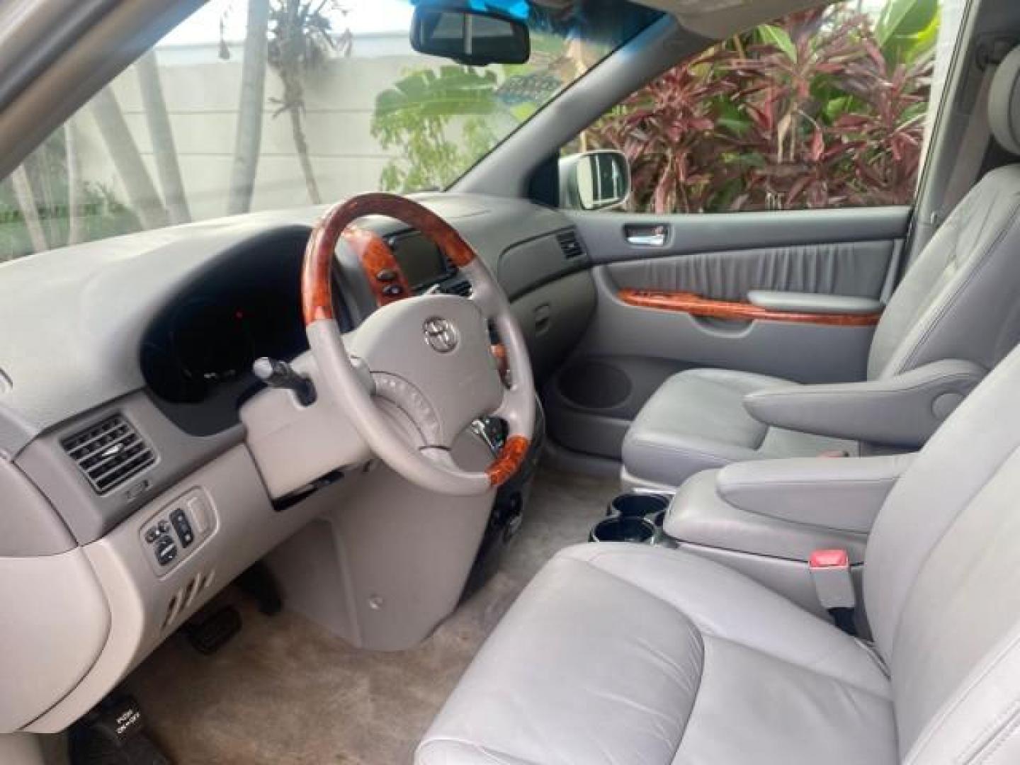 2007 Silver Shadow Pearl /Taupe Toyota Sienna XLE LTD 1 OWNER (5TDZK22C57S) with an 3.5L V6 Cylinder Engine engine, Automatic transmission, located at 4701 North Dixie Hwy, Pompano Beach, FL, 33064, (954) 422-2889, 26.240938, -80.123474 - OUR WEBPAGE FLORIDACARS1.COM HAS OVER 100 PHOTOS AND FREE CARFAX LINK 2007 TOYOTA SIENNA XLE 7-PASSENGER VIN: 5TDZK22C57S074901 5 T D Z K 2 2 C 5 7 S 0 7 4 9 0 1 VAN 3.5L V6 F DOHC 24V GASOLINE 26 MPG FRONT WHEEL DRIVE Features ABS Brakes Air Conditioning Alloy Wheels AM/FM Stereo Automatic Transmis - Photo#46