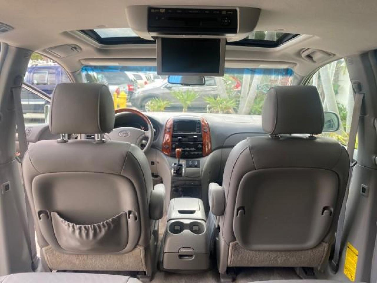2007 Silver Shadow Pearl /Taupe Toyota Sienna XLE LTD 1 OWNER (5TDZK22C57S) with an 3.5L V6 Cylinder Engine engine, Automatic transmission, located at 4701 North Dixie Hwy, Pompano Beach, FL, 33064, (954) 422-2889, 26.240938, -80.123474 - OUR WEBPAGE FLORIDACARS1.COM HAS OVER 100 PHOTOS AND FREE CARFAX LINK 2007 TOYOTA SIENNA XLE 7-PASSENGER VIN: 5TDZK22C57S074901 5 T D Z K 2 2 C 5 7 S 0 7 4 9 0 1 VAN 3.5L V6 F DOHC 24V GASOLINE 26 MPG FRONT WHEEL DRIVE Features ABS Brakes Air Conditioning Alloy Wheels AM/FM Stereo Automatic Transmis - Photo#86