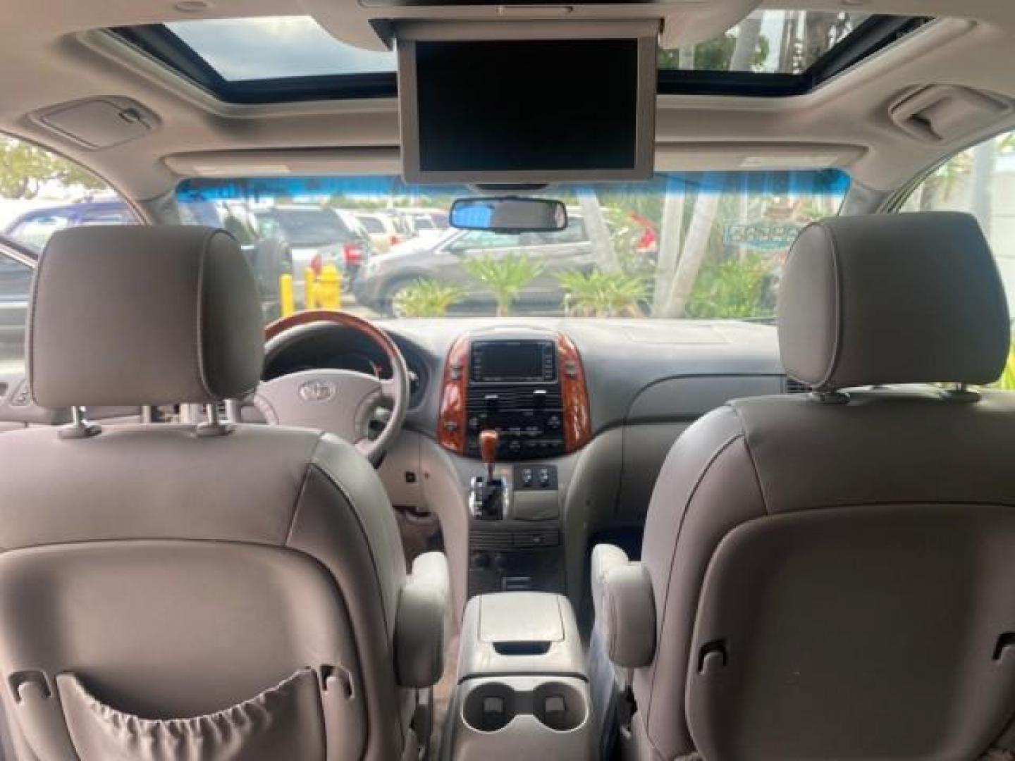 2007 Silver Shadow Pearl /Taupe Toyota Sienna XLE LTD 1 OWNER (5TDZK22C57S) with an 3.5L V6 Cylinder Engine engine, Automatic transmission, located at 4701 North Dixie Hwy, Pompano Beach, FL, 33064, (954) 422-2889, 26.240938, -80.123474 - OUR WEBPAGE FLORIDACARS1.COM HAS OVER 100 PHOTOS AND FREE CARFAX LINK 2007 TOYOTA SIENNA XLE 7-PASSENGER VIN: 5TDZK22C57S074901 5 T D Z K 2 2 C 5 7 S 0 7 4 9 0 1 VAN 3.5L V6 F DOHC 24V GASOLINE 26 MPG FRONT WHEEL DRIVE Features ABS Brakes Air Conditioning Alloy Wheels AM/FM Stereo Automatic Transmis - Photo#87