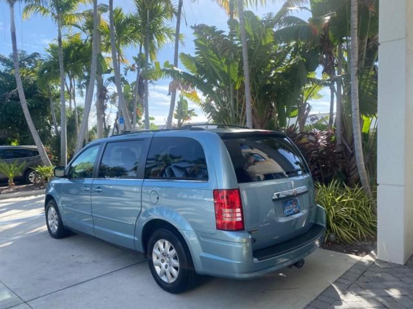 2010 Clearwater Blue Pearl /Medium pebble beige/cream Chrysler Town and Country LXI LOW MILES 77705 FL (2A4RR4DE6AR) with an 3.3L OHV SMPI V6 Engine engine, Automatic transmission, located at 4701 North Dixie Hwy, Pompano Beach, FL, 33064, (954) 422-2889, 26.240938, -80.123474 - OUR WEBPAGE FLORIDACARS1.COM HAS OVER 100 PHOTOS AND FREE CARFAX LINK 2010 CHRYSLER TOWN AND COUNTRY LXI VIN: 2A4RR4DE6AR116900 2 A 4 R R 4 D E 6 A R 1 1 6 9 0 0 VAN 3.3L V6 F OHV 12V GASOLINE 24 MPG FRONT WHEEL DRIVE Features ABS Brakes Air Conditioning AM/FM Stereo Automatic Transmission Auxiliary - Photo#5