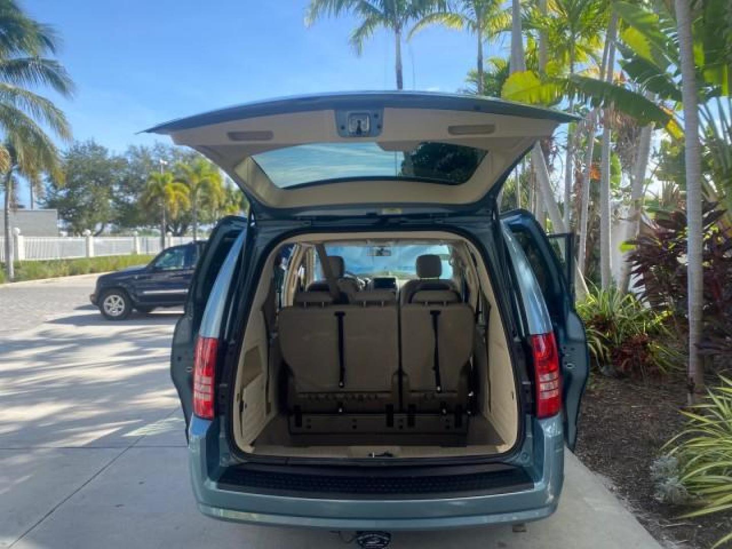 2010 Clearwater Blue Pearl /Medium pebble beige/cream Chrysler Town and Country LXI LOW MILES 77705 FL (2A4RR4DE6AR) with an 3.3L OHV SMPI V6 Engine engine, Automatic transmission, located at 4701 North Dixie Hwy, Pompano Beach, FL, 33064, (954) 422-2889, 26.240938, -80.123474 - OUR WEBPAGE FLORIDACARS1.COM HAS OVER 100 PHOTOS AND FREE CARFAX LINK 2010 CHRYSLER TOWN AND COUNTRY LXI VIN: 2A4RR4DE6AR116900 2 A 4 R R 4 D E 6 A R 1 1 6 9 0 0 VAN 3.3L V6 F OHV 12V GASOLINE 24 MPG FRONT WHEEL DRIVE Features ABS Brakes Air Conditioning AM/FM Stereo Automatic Transmission Auxiliary - Photo#15