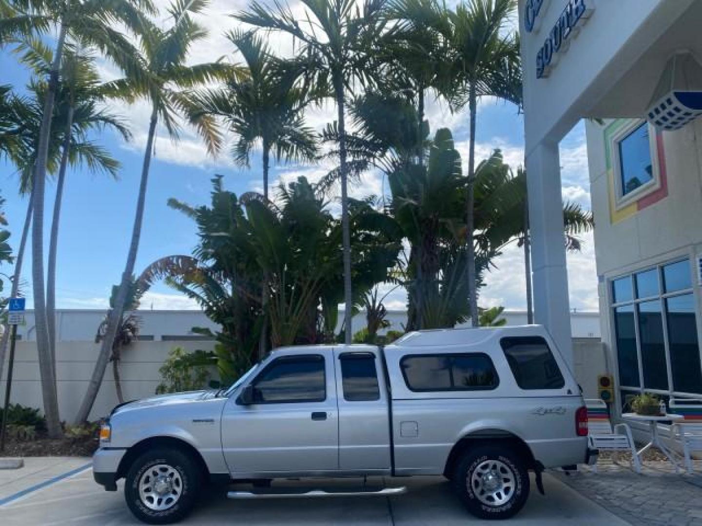 2011 Silver Metallic /Medium Dark Flint Ford Ranger XLT LOW MILES 69,782 4WD (1FTLR4FEXBP) with an 4.0L SOHC V6 Engine engine, Automatic transmission, located at 4701 North Dixie Hwy, Pompano Beach, FL, 33064, (954) 422-2889, 26.240938, -80.123474 - OUR WEBPAGE FLORIDACARS1.COM HAS OVER 100 PHOTOS AND FREE CARFAX LINK 2011 FORD RANGER XLT 4 DOOR 4 WHEEL DRIVE LEER CAMPER TOP FIBER GLASS ICE COLD A/C VIN: 1FTLR4FEXBPA23552 1 F T L R 4 F E X B P A 2 3 5 5 2 4 DOOR EXTENDED CAB PICKUP 4.0L V6 F SOHC 16V GASOLINE 19 MPG REAR WHEEL DRIVE W/ 4X4 Feat - Photo#4