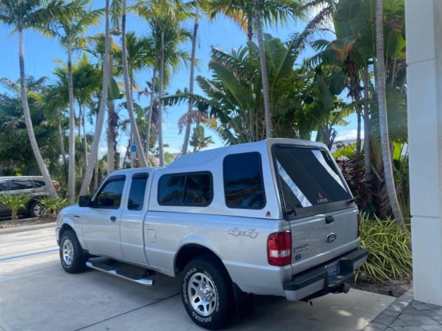 2011 Silver Metallic /Medium Dark Flint Ford Ranger XLT LOW MILES 69,782 4WD (1FTLR4FEXBP) with an 4.0L SOHC V6 Engine engine, Automatic transmission, located at 4701 North Dixie Hwy, Pompano Beach, FL, 33064, (954) 422-2889, 26.240938, -80.123474 - OUR WEBPAGE FLORIDACARS1.COM HAS OVER 100 PHOTOS AND FREE CARFAX LINK 2011 FORD RANGER XLT 4 DOOR 4 WHEEL DRIVE LEER CAMPER TOP FIBER GLASS ICE COLD A/C VIN: 1FTLR4FEXBPA23552 1 F T L R 4 F E X B P A 2 3 5 5 2 4 DOOR EXTENDED CAB PICKUP 4.0L V6 F SOHC 16V GASOLINE 19 MPG REAR WHEEL DRIVE W/ 4X4 Feat - Photo#5