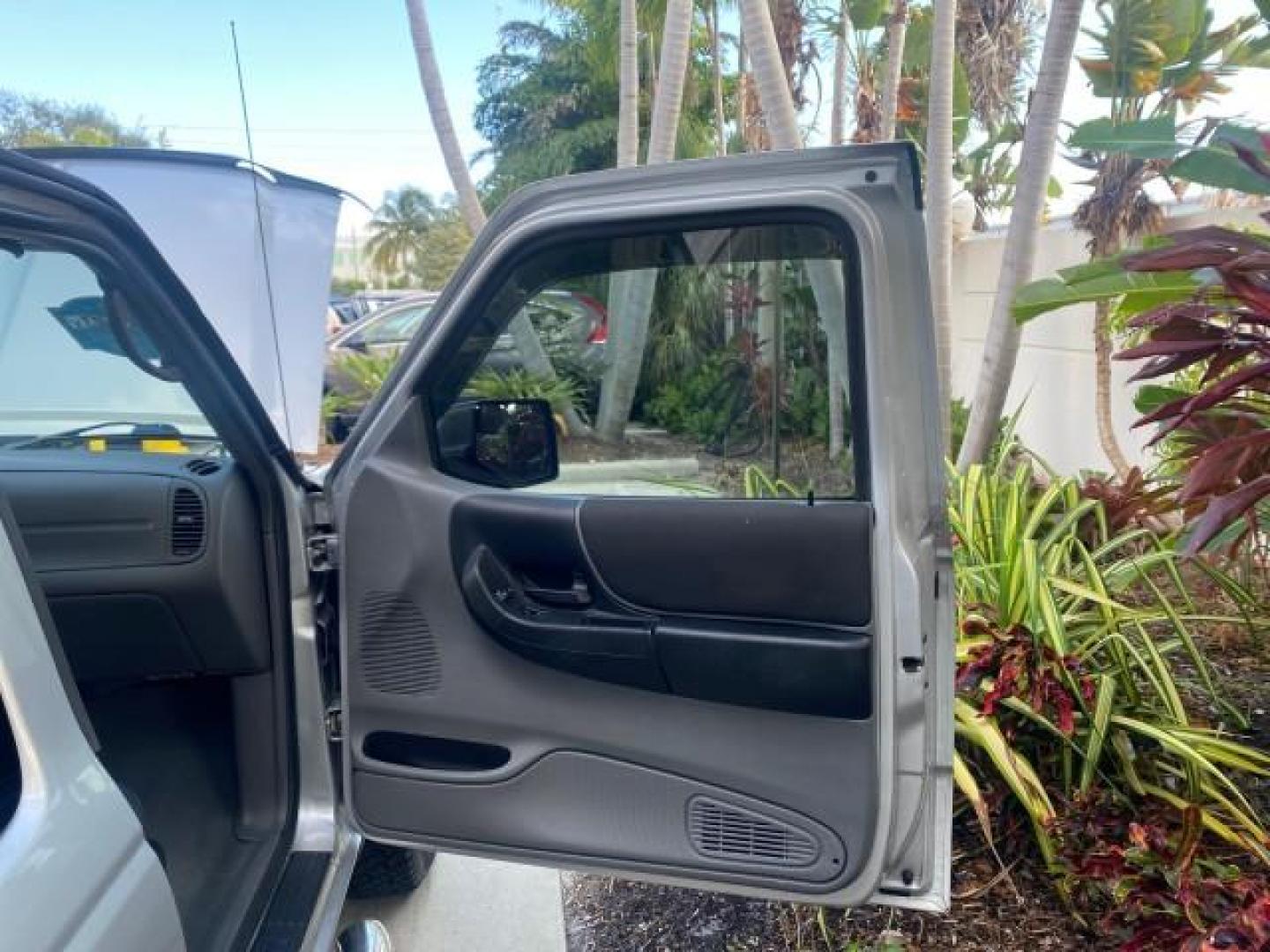2011 Silver Metallic /Medium Dark Flint Ford Ranger XLT LOW MILES 69,782 4WD (1FTLR4FEXBP) with an 4.0L SOHC V6 Engine engine, Automatic transmission, located at 4701 North Dixie Hwy, Pompano Beach, FL, 33064, (954) 422-2889, 26.240938, -80.123474 - OUR WEBPAGE FLORIDACARS1.COM HAS OVER 100 PHOTOS AND FREE CARFAX LINK 2011 FORD RANGER XLT 4 DOOR 4 WHEEL DRIVE LEER CAMPER TOP FIBER GLASS ICE COLD A/C VIN: 1FTLR4FEXBPA23552 1 F T L R 4 F E X B P A 2 3 5 5 2 4 DOOR EXTENDED CAB PICKUP 4.0L V6 F SOHC 16V GASOLINE 19 MPG REAR WHEEL DRIVE W/ 4X4 Feat - Photo#11