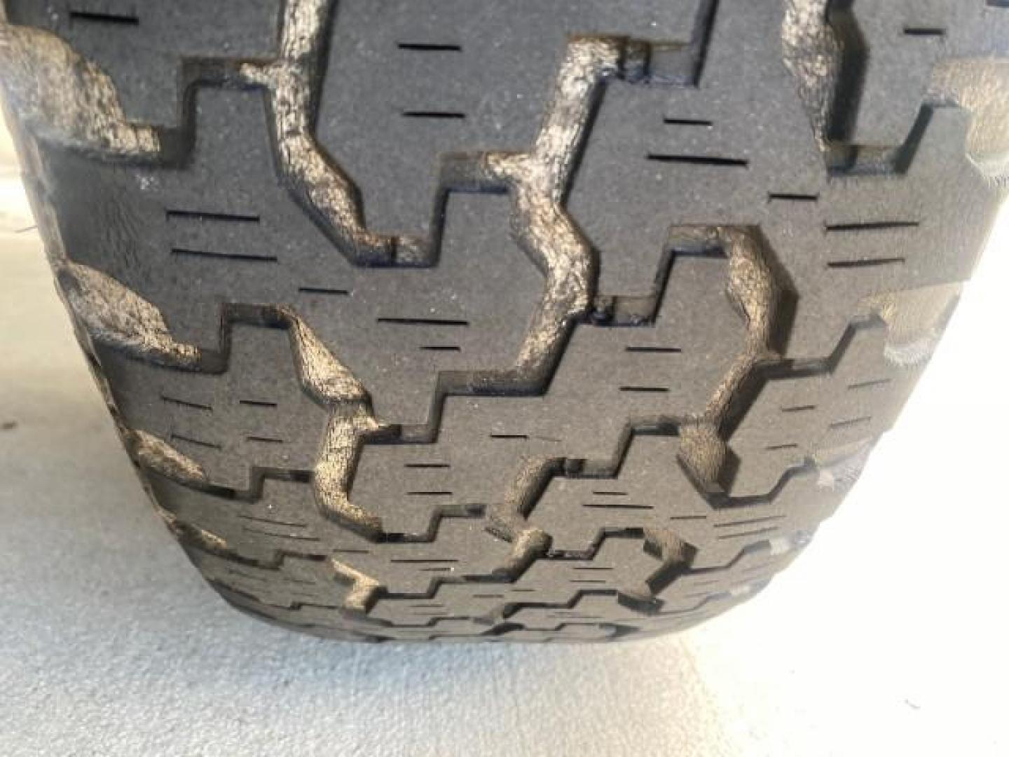 2011 Silver Metallic /Medium Dark Flint Ford Ranger XLT LOW MILES 69,782 4WD (1FTLR4FEXBP) with an 4.0L SOHC V6 Engine engine, Automatic transmission, located at 4701 North Dixie Hwy, Pompano Beach, FL, 33064, (954) 422-2889, 26.240938, -80.123474 - OUR WEBPAGE FLORIDACARS1.COM HAS OVER 100 PHOTOS AND FREE CARFAX LINK 2011 FORD RANGER XLT 4 DOOR 4 WHEEL DRIVE LEER CAMPER TOP FIBER GLASS ICE COLD A/C VIN: 1FTLR4FEXBPA23552 1 F T L R 4 F E X B P A 2 3 5 5 2 4 DOOR EXTENDED CAB PICKUP 4.0L V6 F SOHC 16V GASOLINE 19 MPG REAR WHEEL DRIVE W/ 4X4 Feat - Photo#86