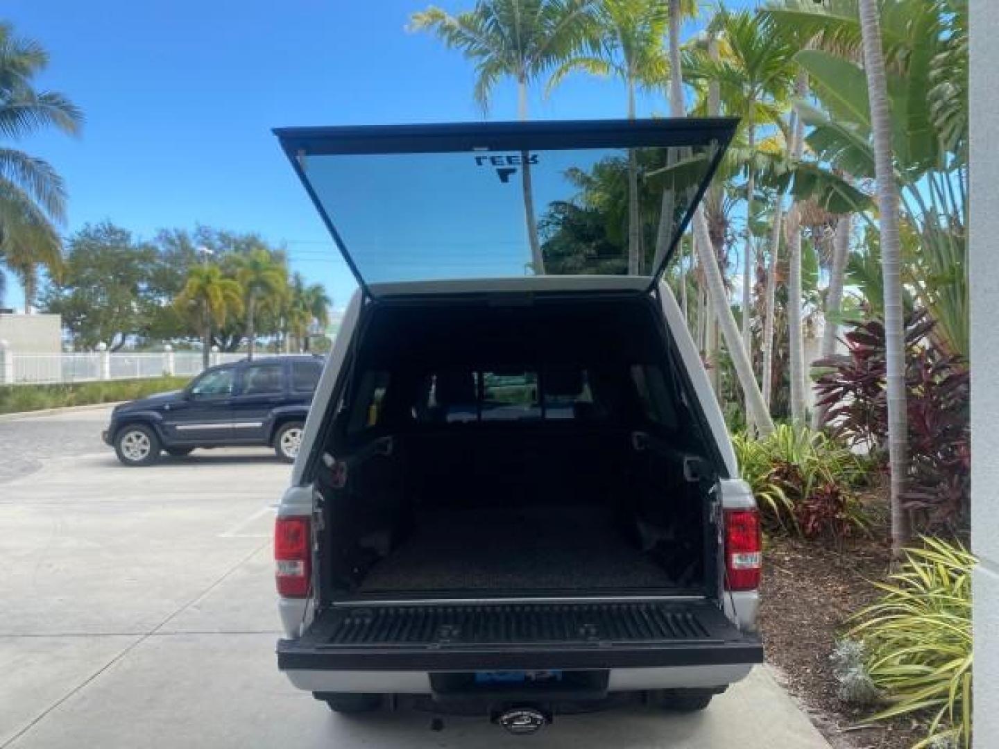 2011 Silver Metallic /Medium Dark Flint Ford Ranger XLT LOW MILES 69,782 4WD (1FTLR4FEXBP) with an 4.0L SOHC V6 Engine engine, Automatic transmission, located at 4701 North Dixie Hwy, Pompano Beach, FL, 33064, (954) 422-2889, 26.240938, -80.123474 - OUR WEBPAGE FLORIDACARS1.COM HAS OVER 100 PHOTOS AND FREE CARFAX LINK 2011 FORD RANGER XLT 4 DOOR 4 WHEEL DRIVE LEER CAMPER TOP FIBER GLASS ICE COLD A/C VIN: 1FTLR4FEXBPA23552 1 F T L R 4 F E X B P A 2 3 5 5 2 4 DOOR EXTENDED CAB PICKUP 4.0L V6 F SOHC 16V GASOLINE 19 MPG REAR WHEEL DRIVE W/ 4X4 Feat - Photo#96