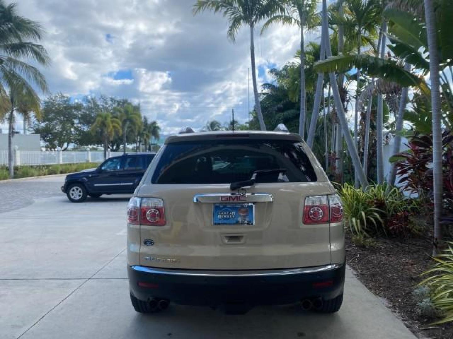2009 Gold Mist Metallic /Light Titanium GMC Acadia SLT2 LOW MILES LEATHER SUV (1GKER33D89J) with an 3.6L SIDI V6 Engine engine, Automatic transmission, located at 4701 North Dixie Hwy, Pompano Beach, FL, 33064, (954) 422-2889, 26.240938, -80.123474 - OUR WEBPAGE FLORIDACARS1.COM HAS OVER 100 PHOTOS AND FREE CARFAX LINK 2009 GMC ACADIA SLT-2 LEATHER 3RD ROW SUNROOF LOW MILES VIN: 1GKER33D89J136397 1 G K E R 3 3 D 8 9 J 1 3 6 3 9 7 4 DOOR WAGON/SPORT UTILITY 3.6L V6 F DOHC 24V GASOLINE 24 MPG FRONT WHEEL DRIVE Features ABS Brakes Air Conditioning - Photo#6